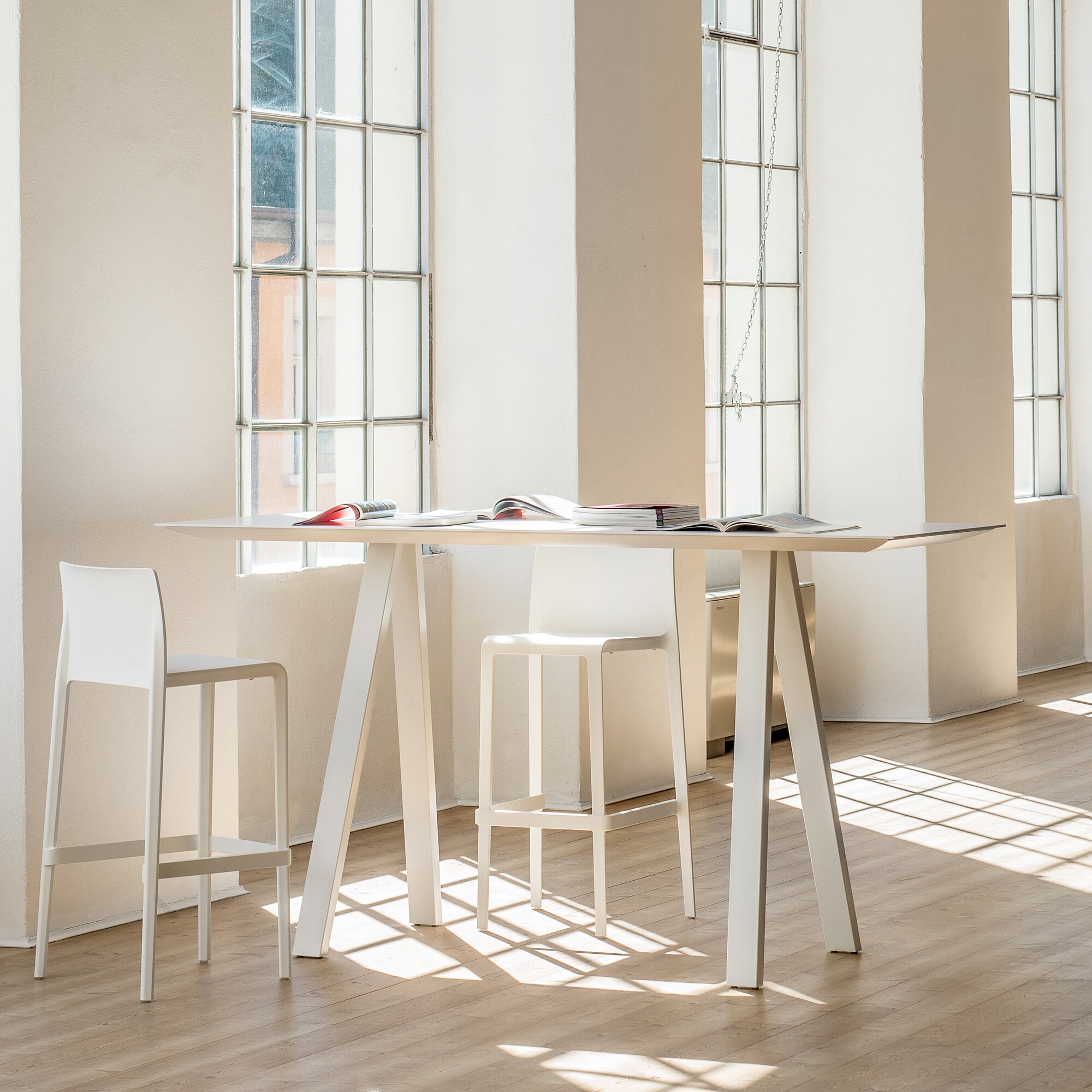 Volt 678 Outdoor Bar Stool