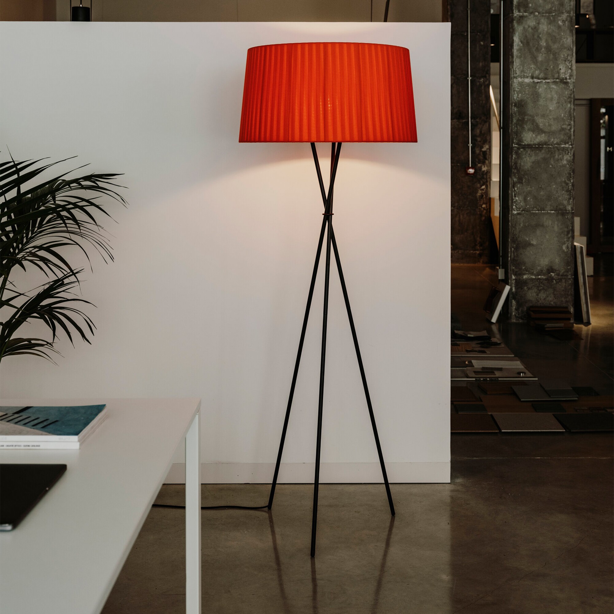 Trípode G5 Floor Lamp