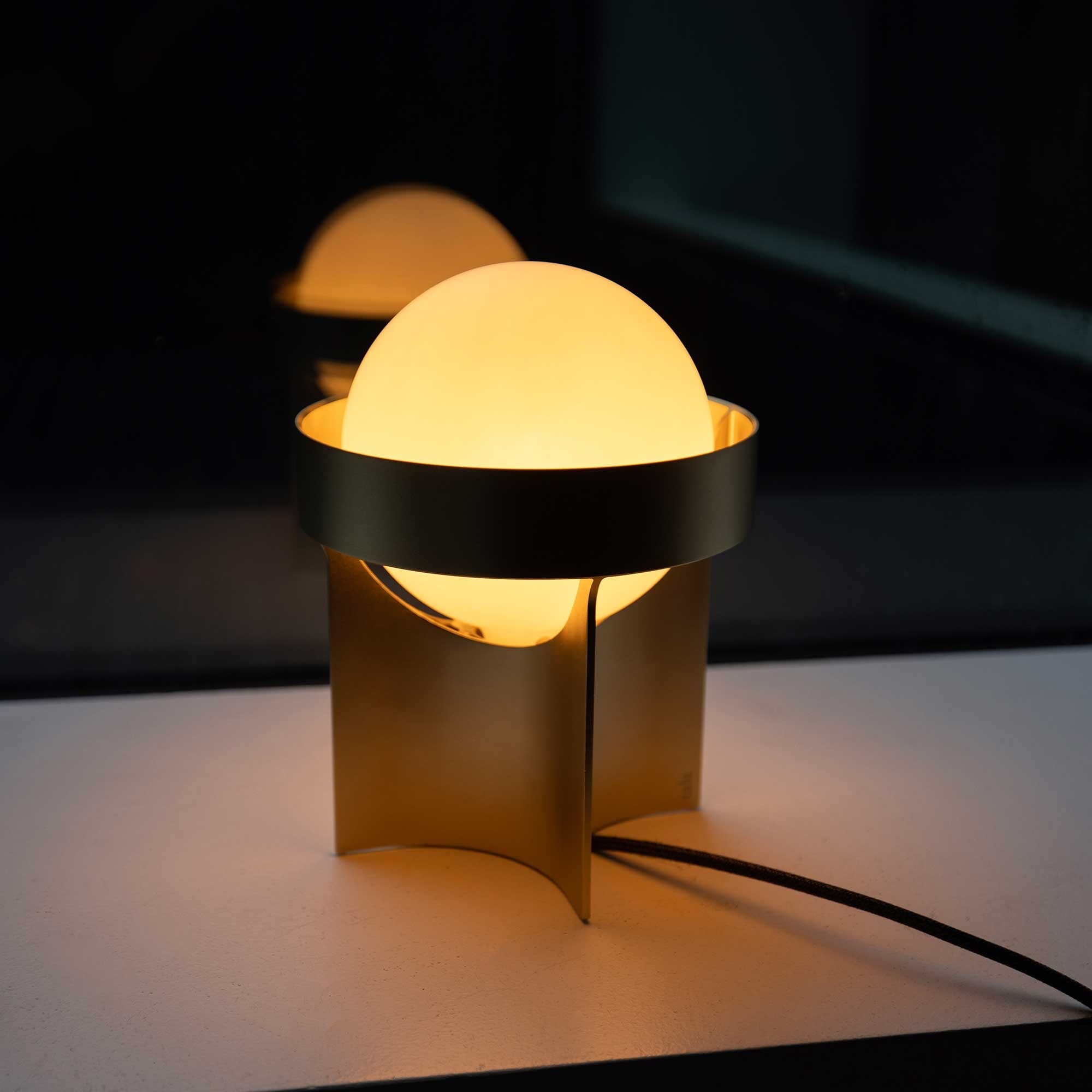 Loop Table Lamp L + Sphere IV