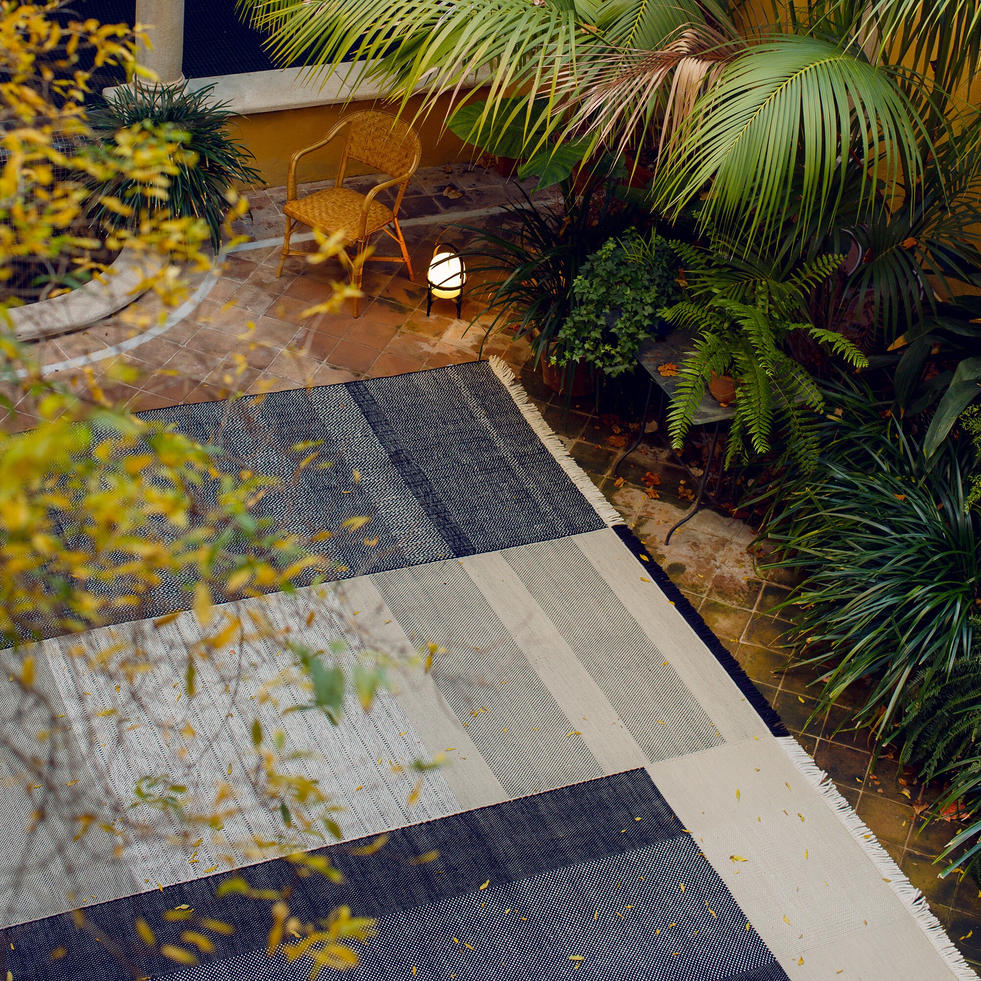 Tres Outdoor Rug 200x300cm