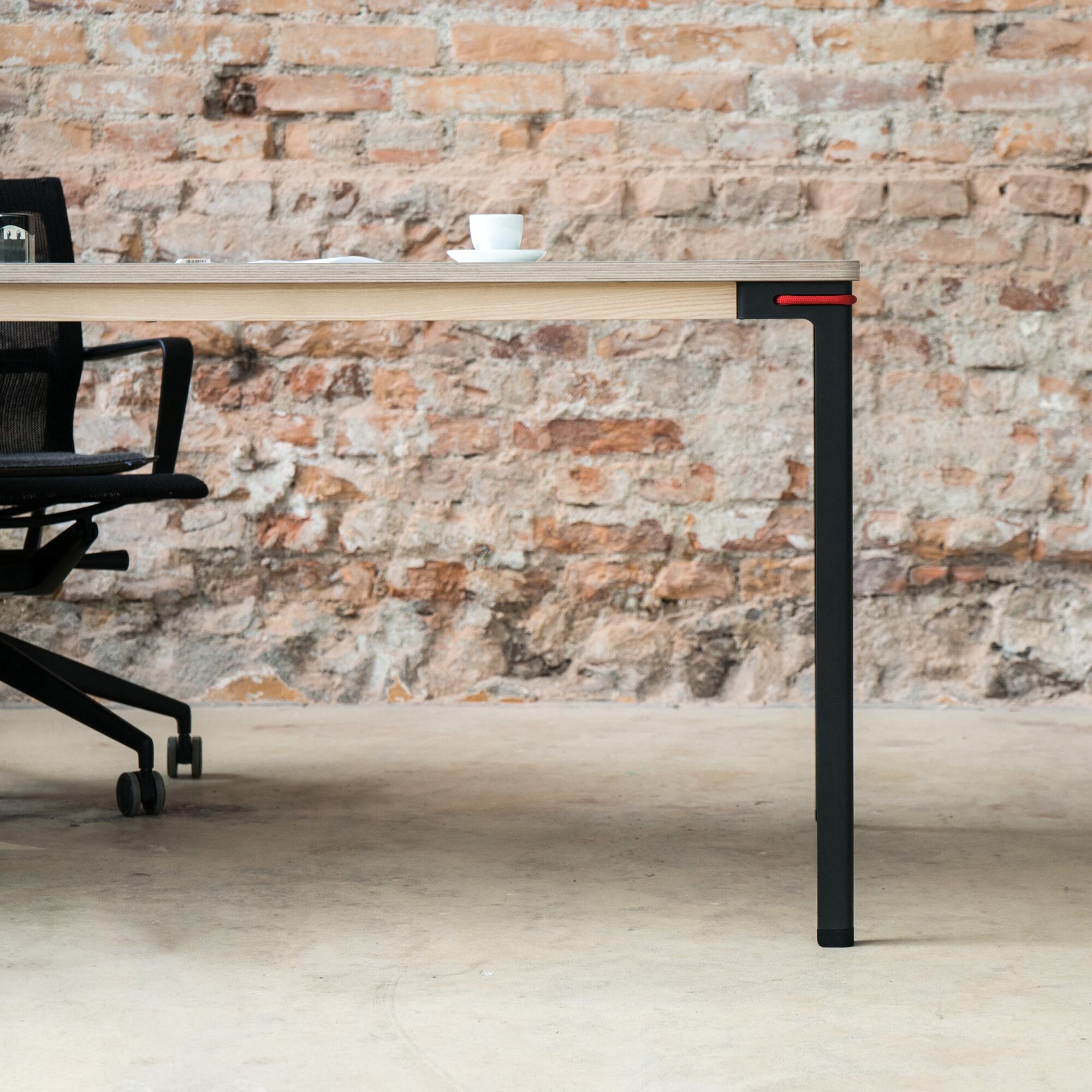 Seiltänzer Table Square