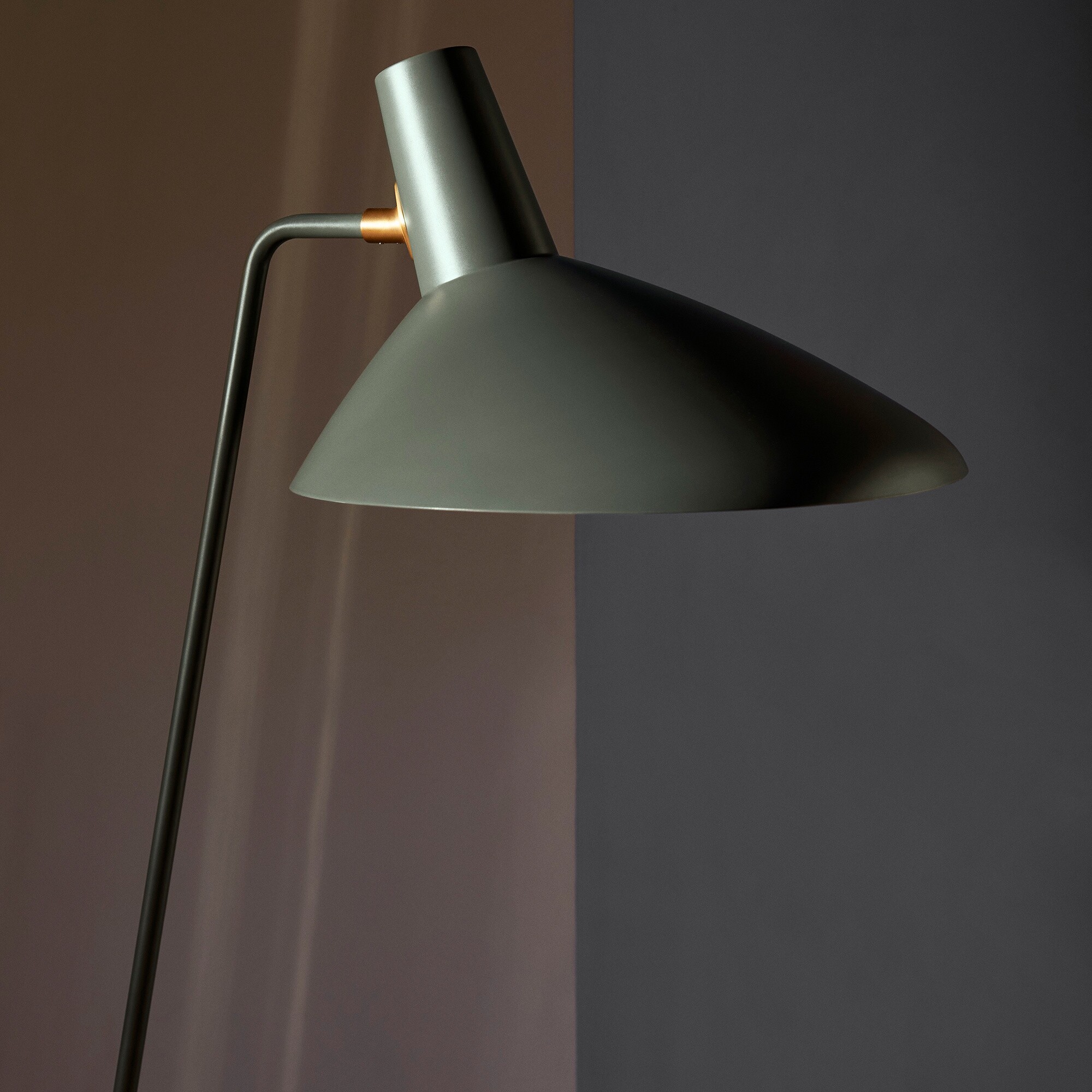 Tripod HM8 Floor Lamp