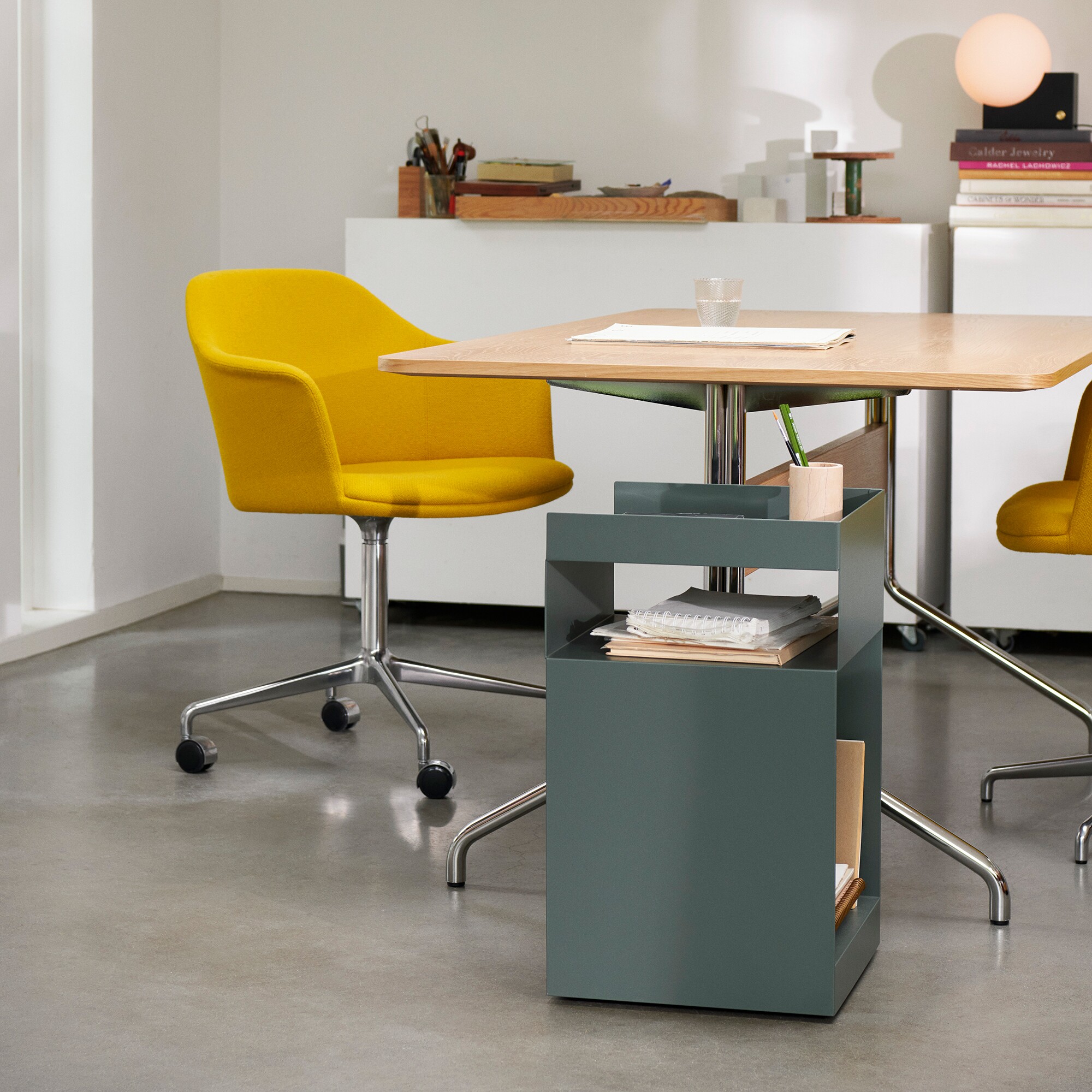 Rotate SC73 Side Table with Wheels