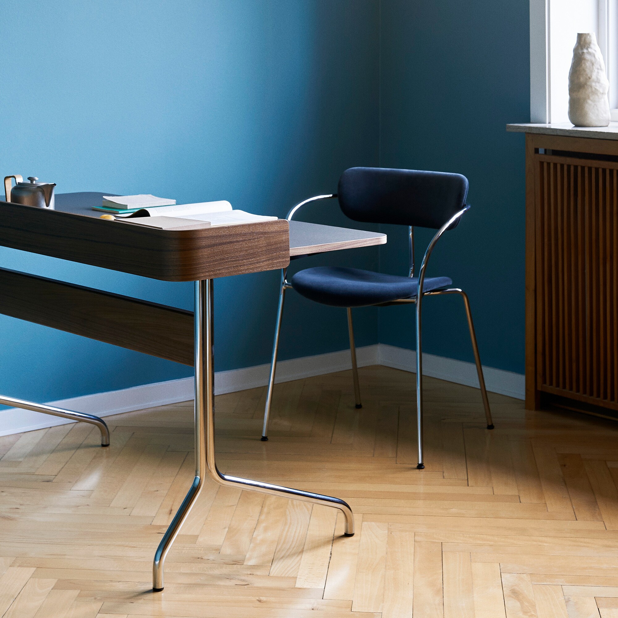 Pavilion AV17 Desk Frame Chrome