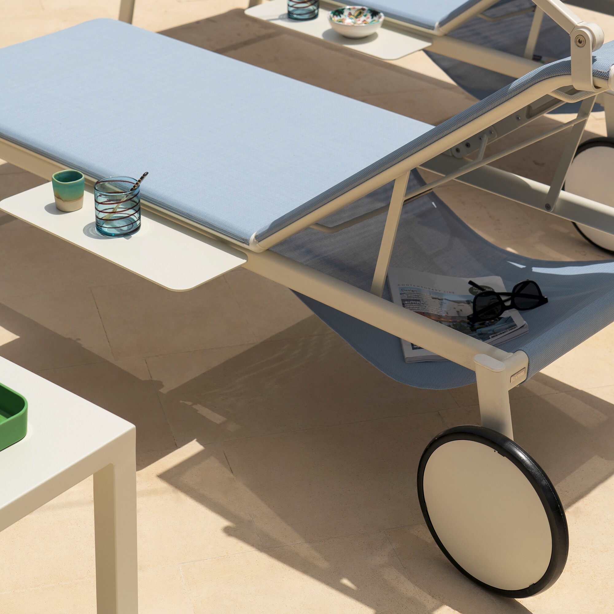 Tiki Sunlounger with Wheels