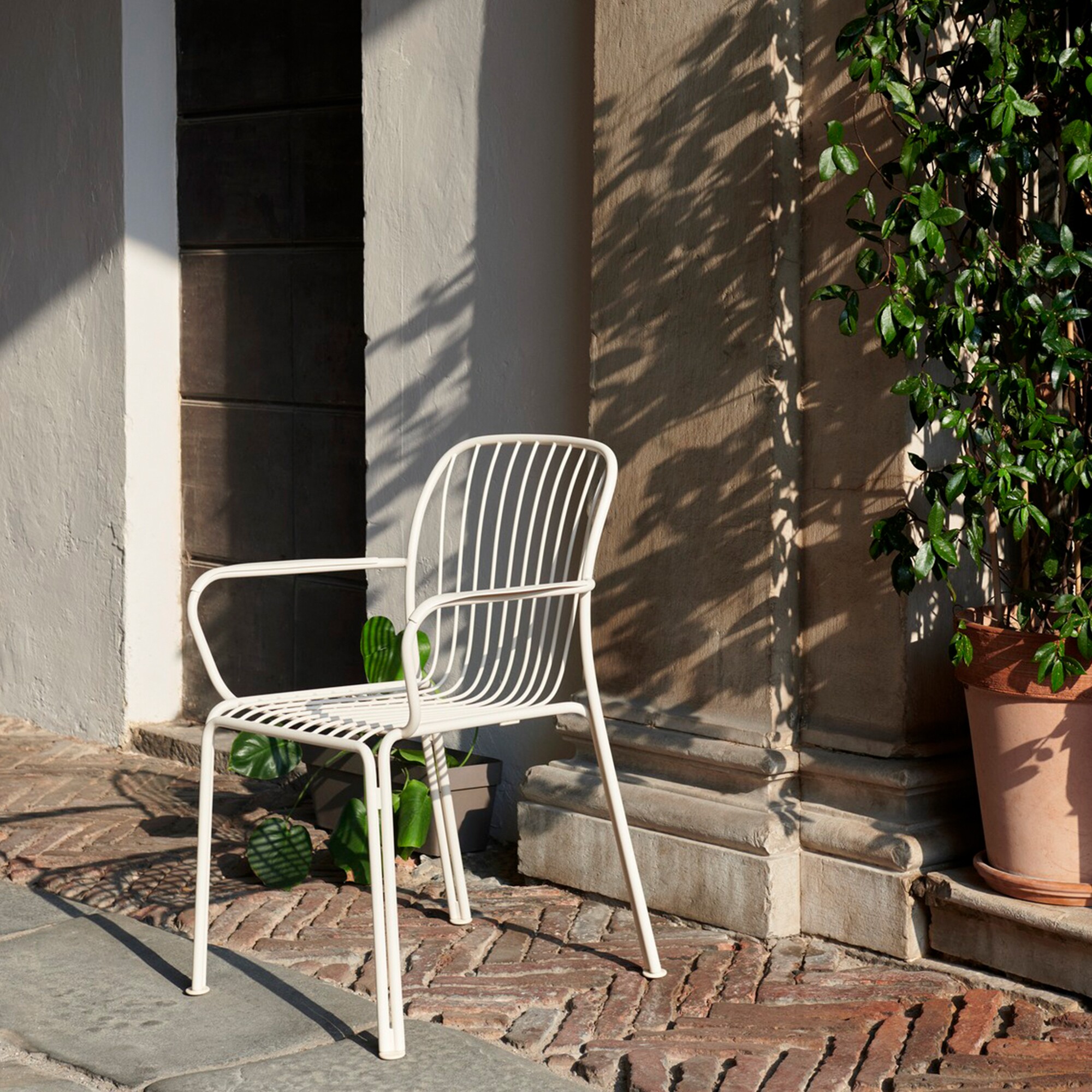 Thorvald SC95 Outdoor Armchair