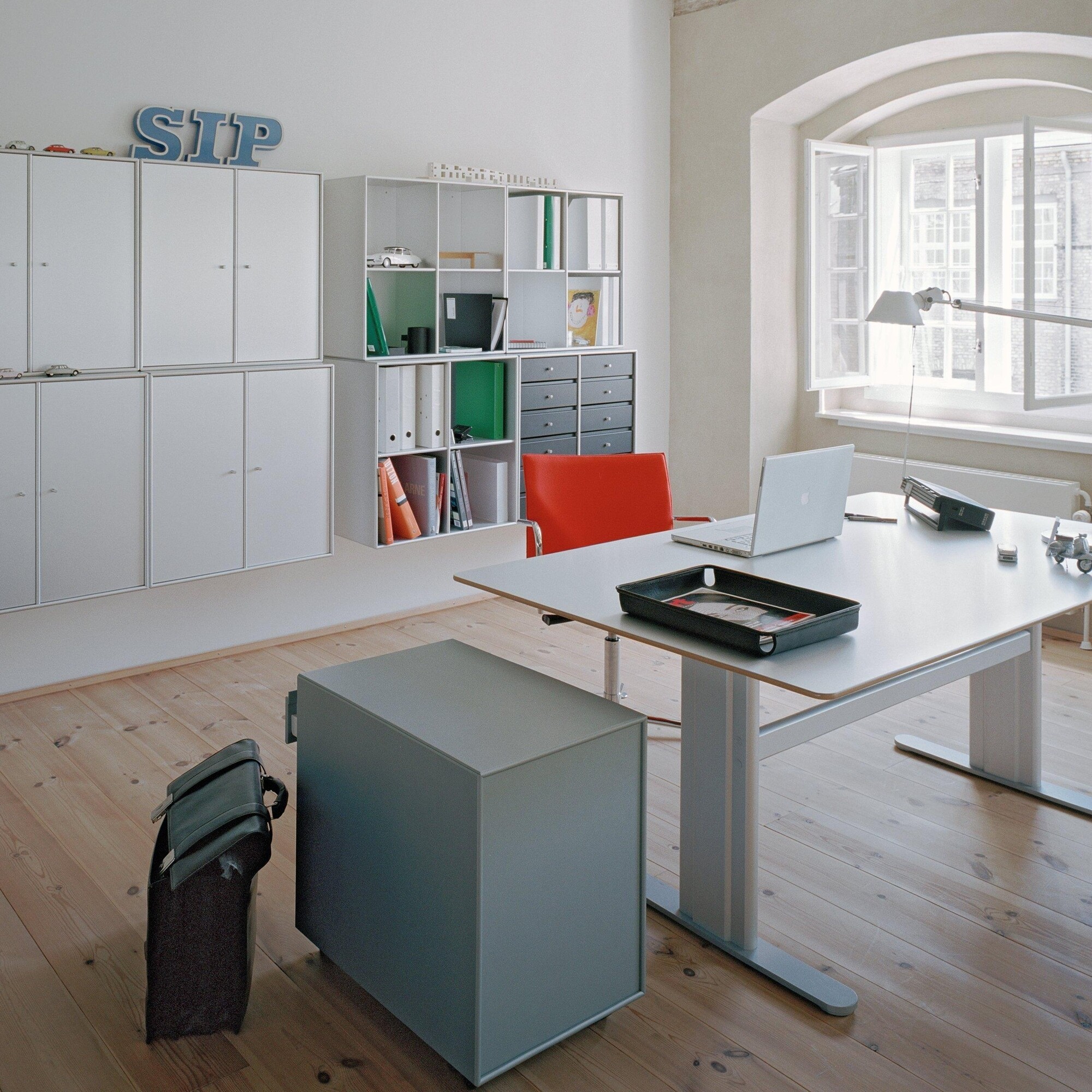 Show Shelf with Wall Hang