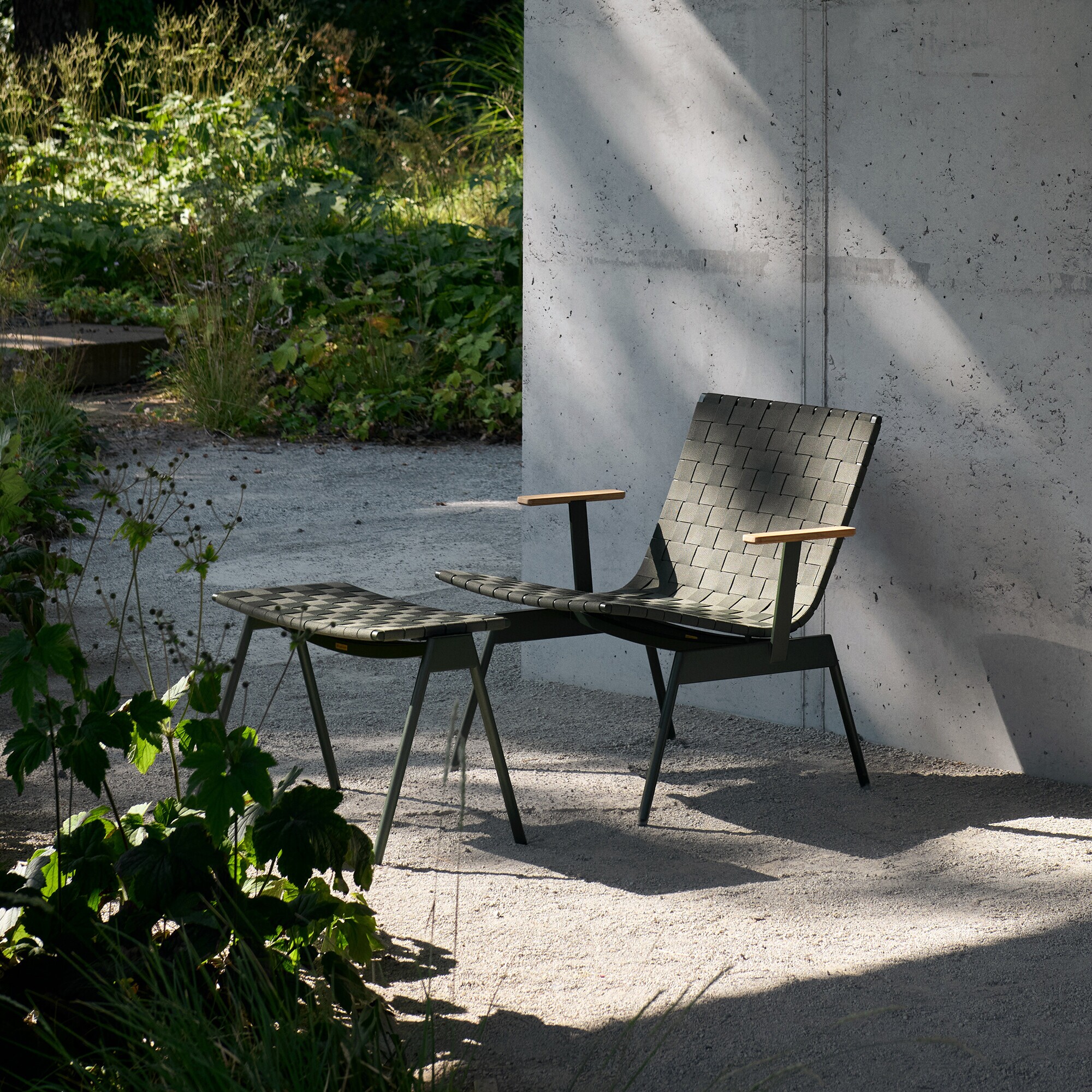 Ville AV45 Outdoor Lounge Chair with Armrests