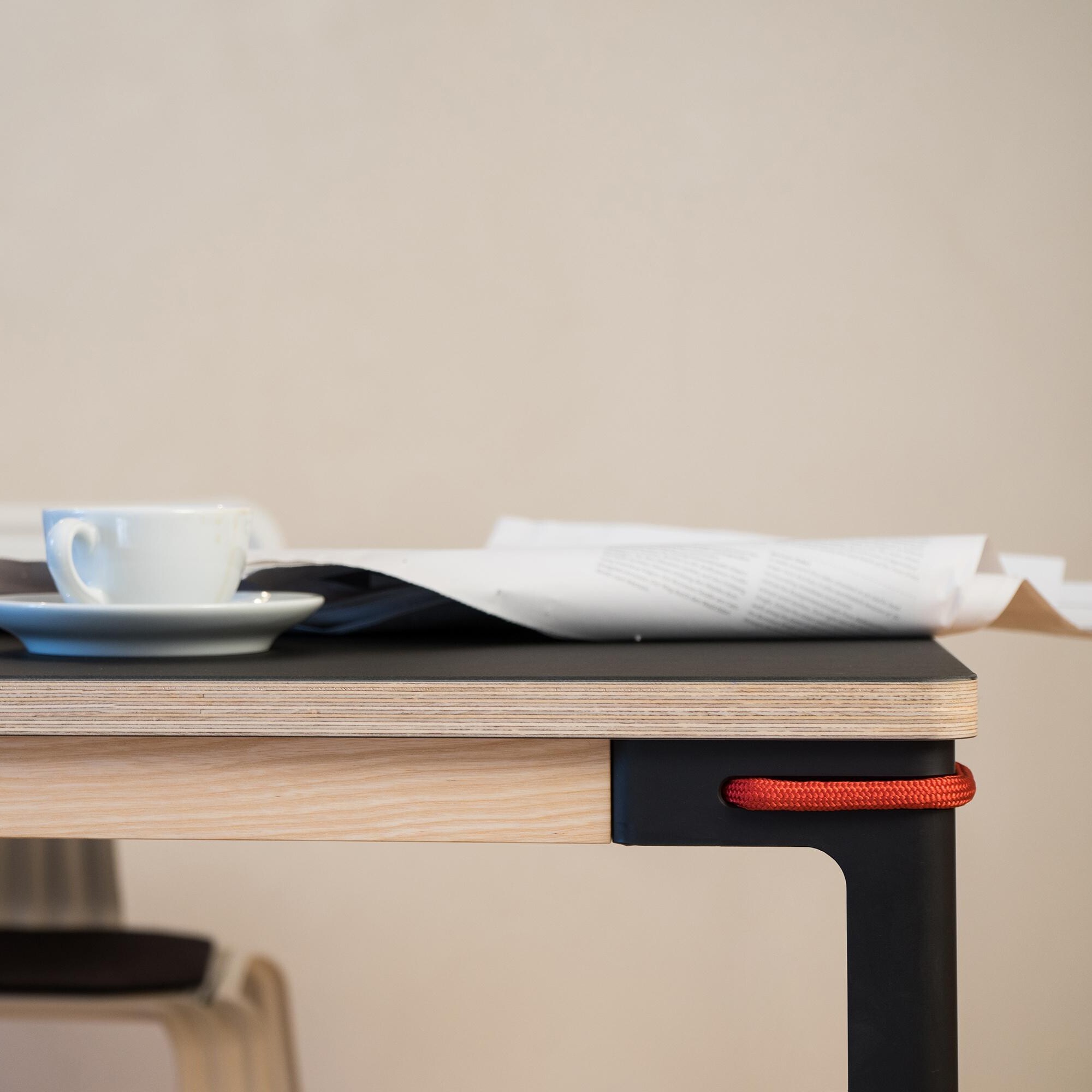 Seiltänzer Table Square