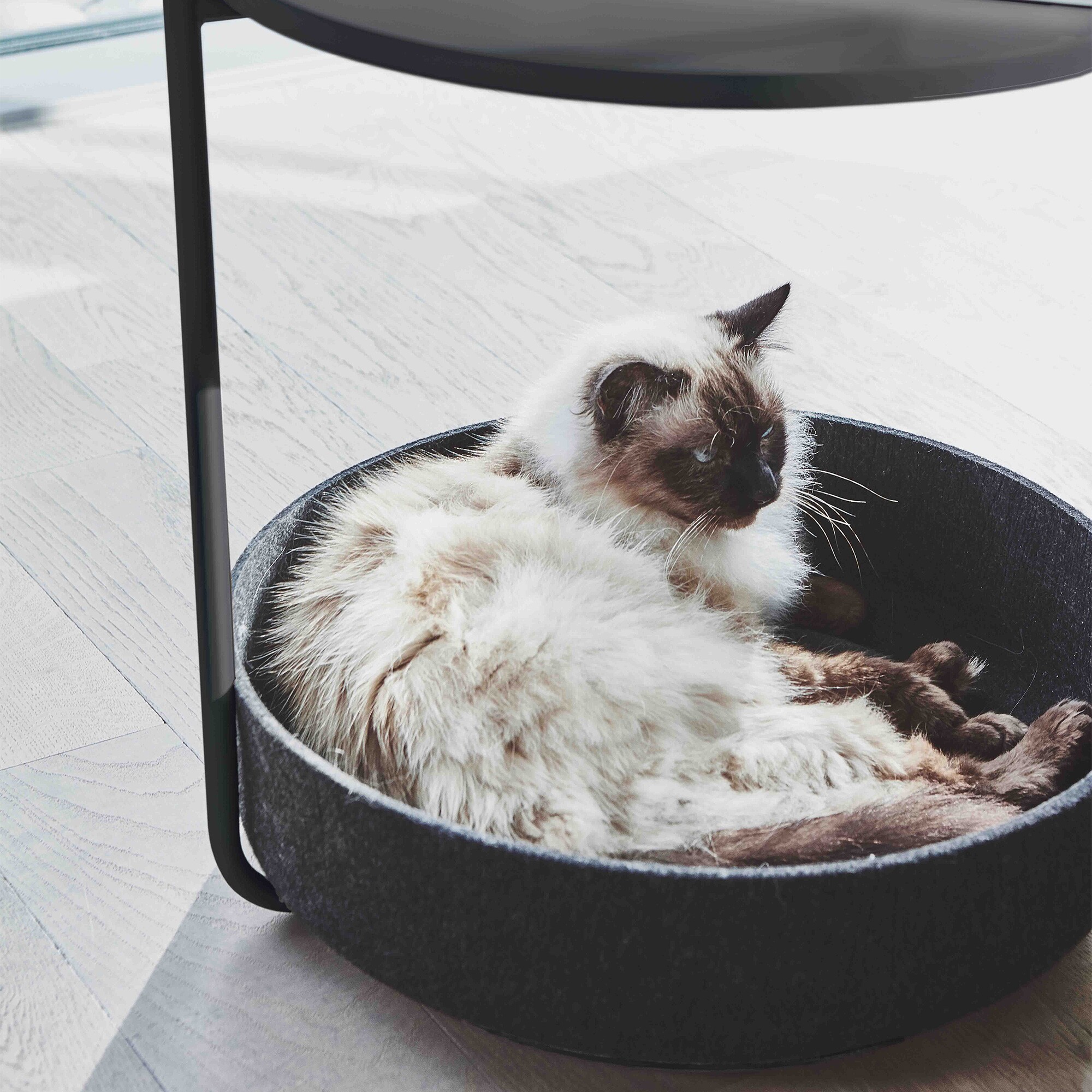 Tavolino Sidetable with Cat Basket