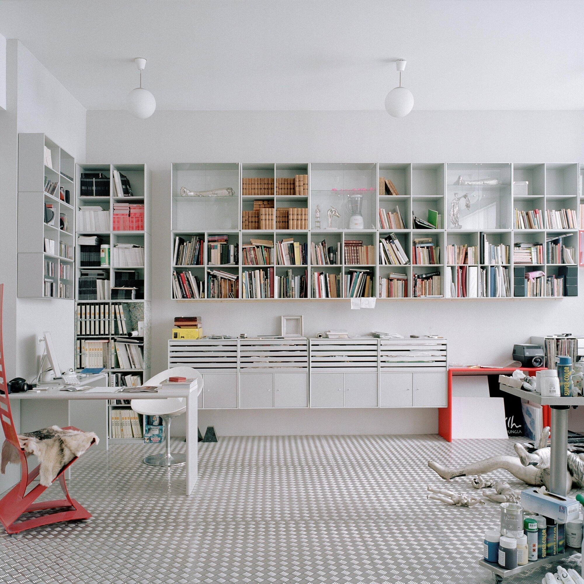 Show Shelf with Wall Hang