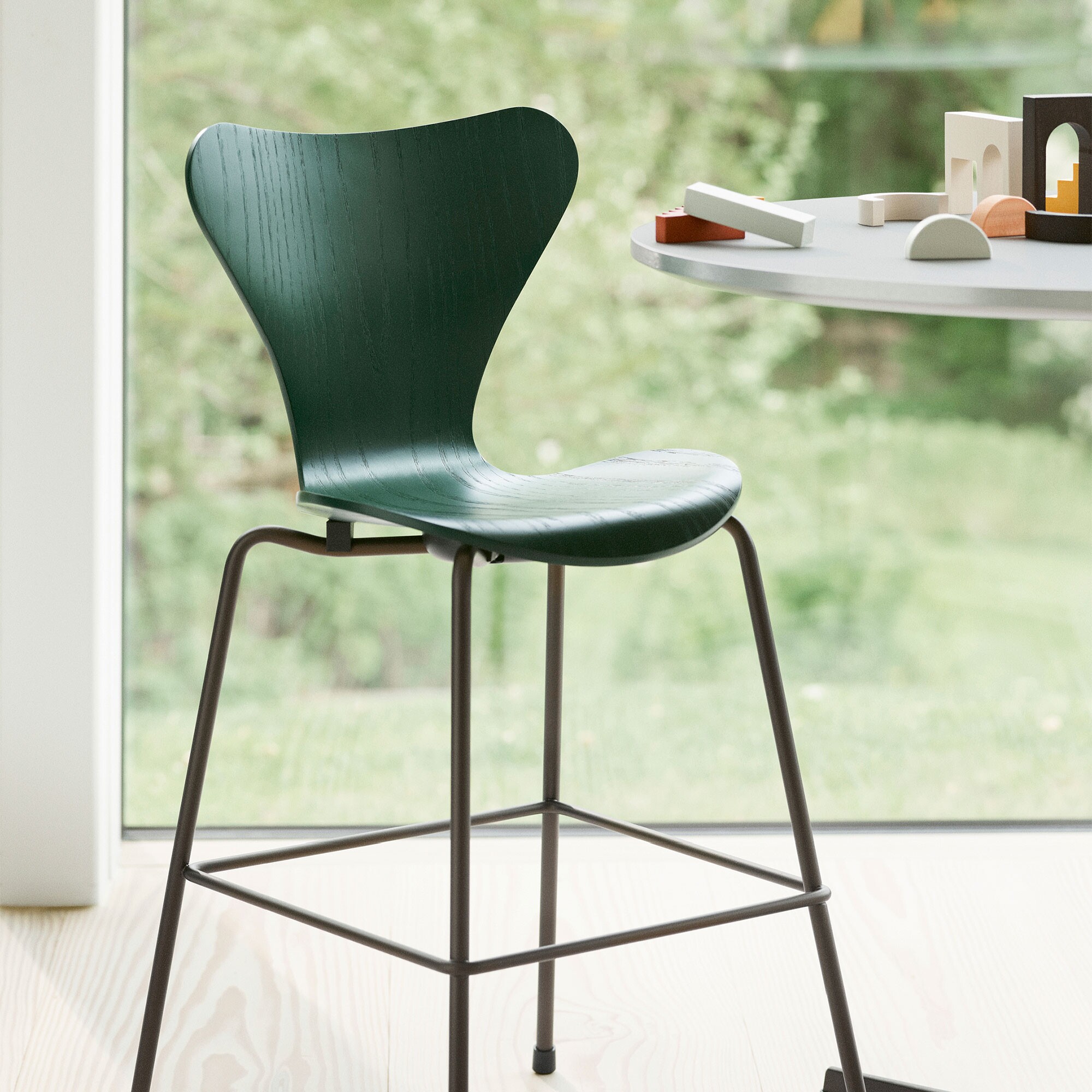 Serie 7™ Junior Chair Brown Bronze