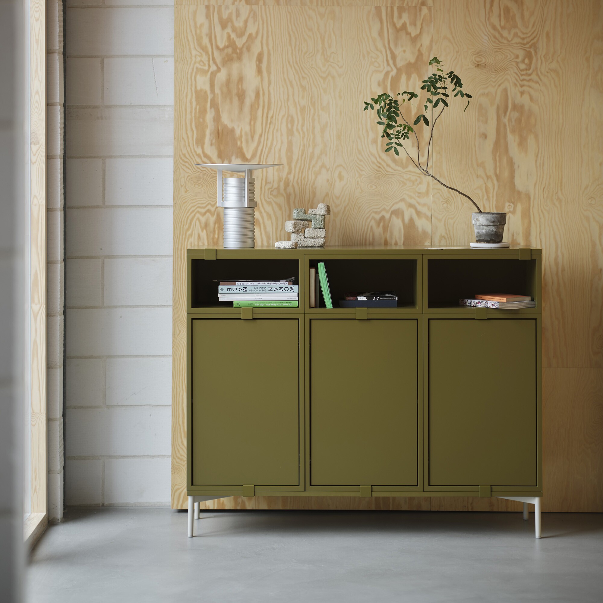 Stacked 2.0 Podium with Tube Frame 131x35cm