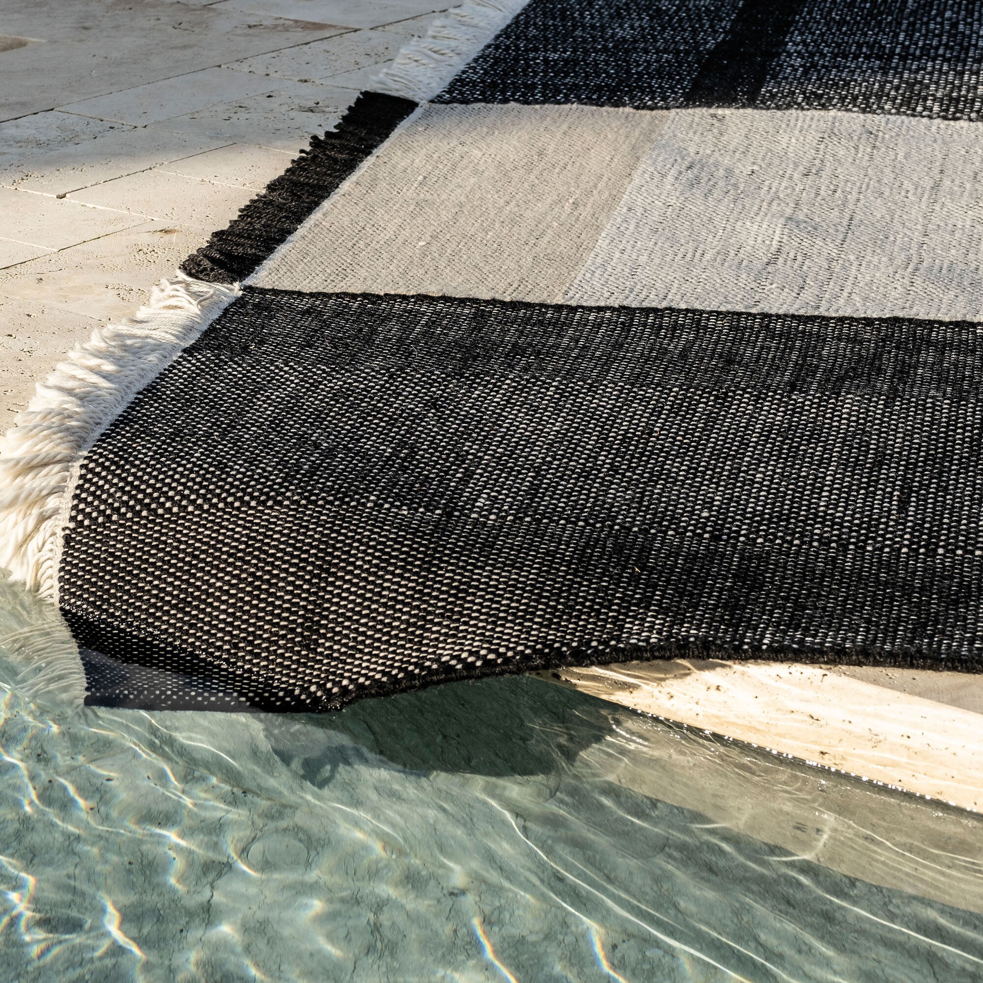 Tres Outdoor Rug 200x300cm