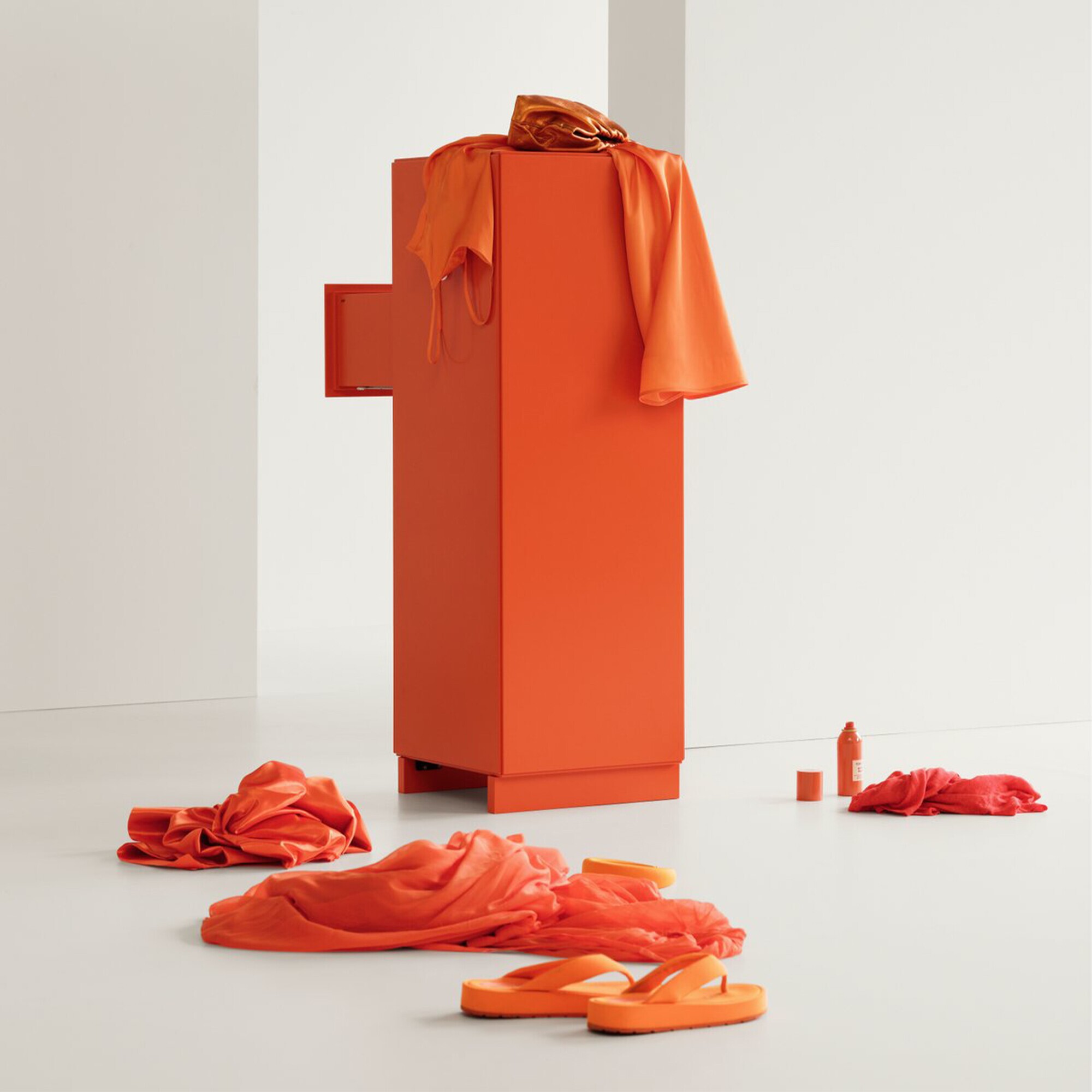 Relief Chest of Drawers High with Plinth 41x115cm