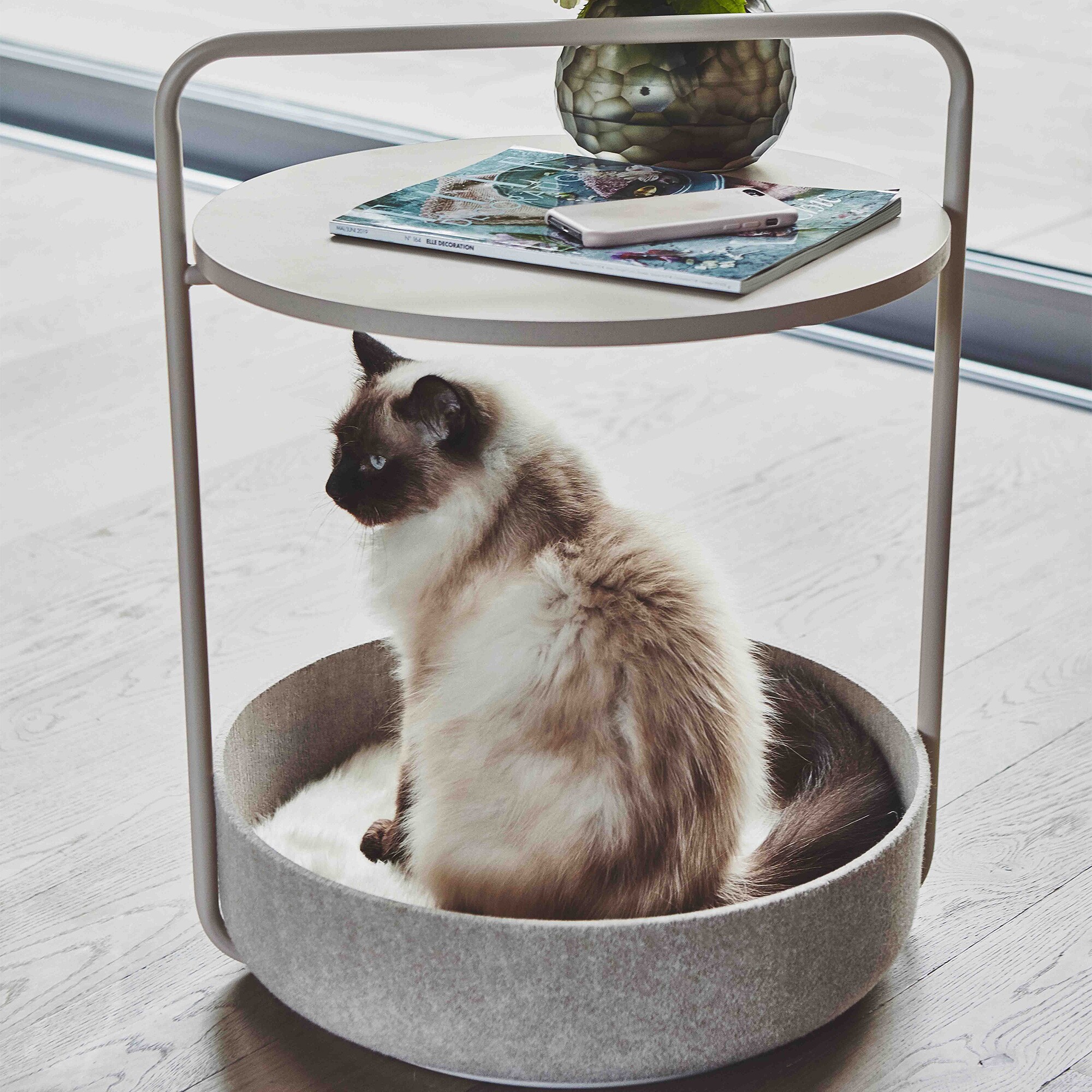 Tavolino Sidetable with Cat Basket