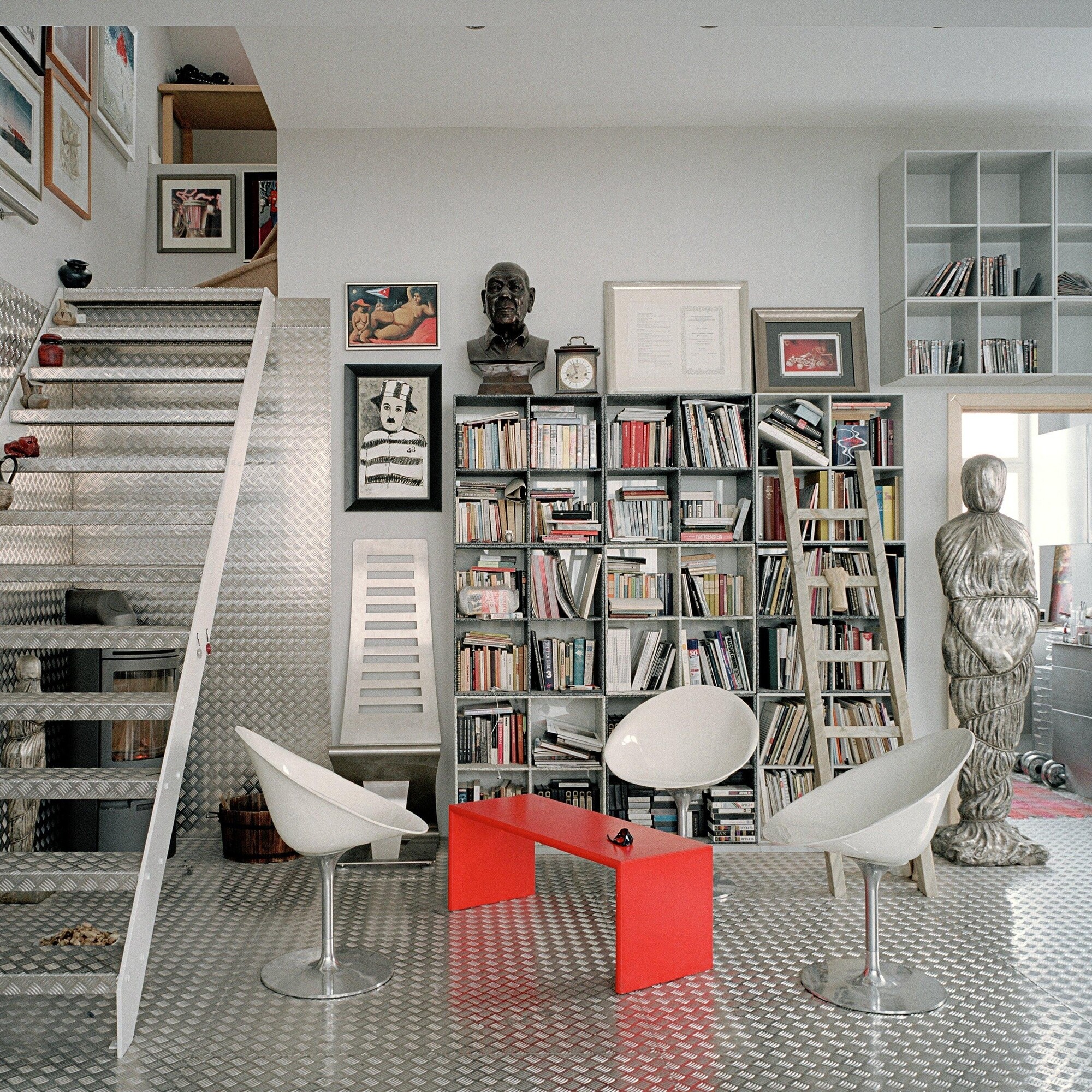 Show Shelf with Wall Hang