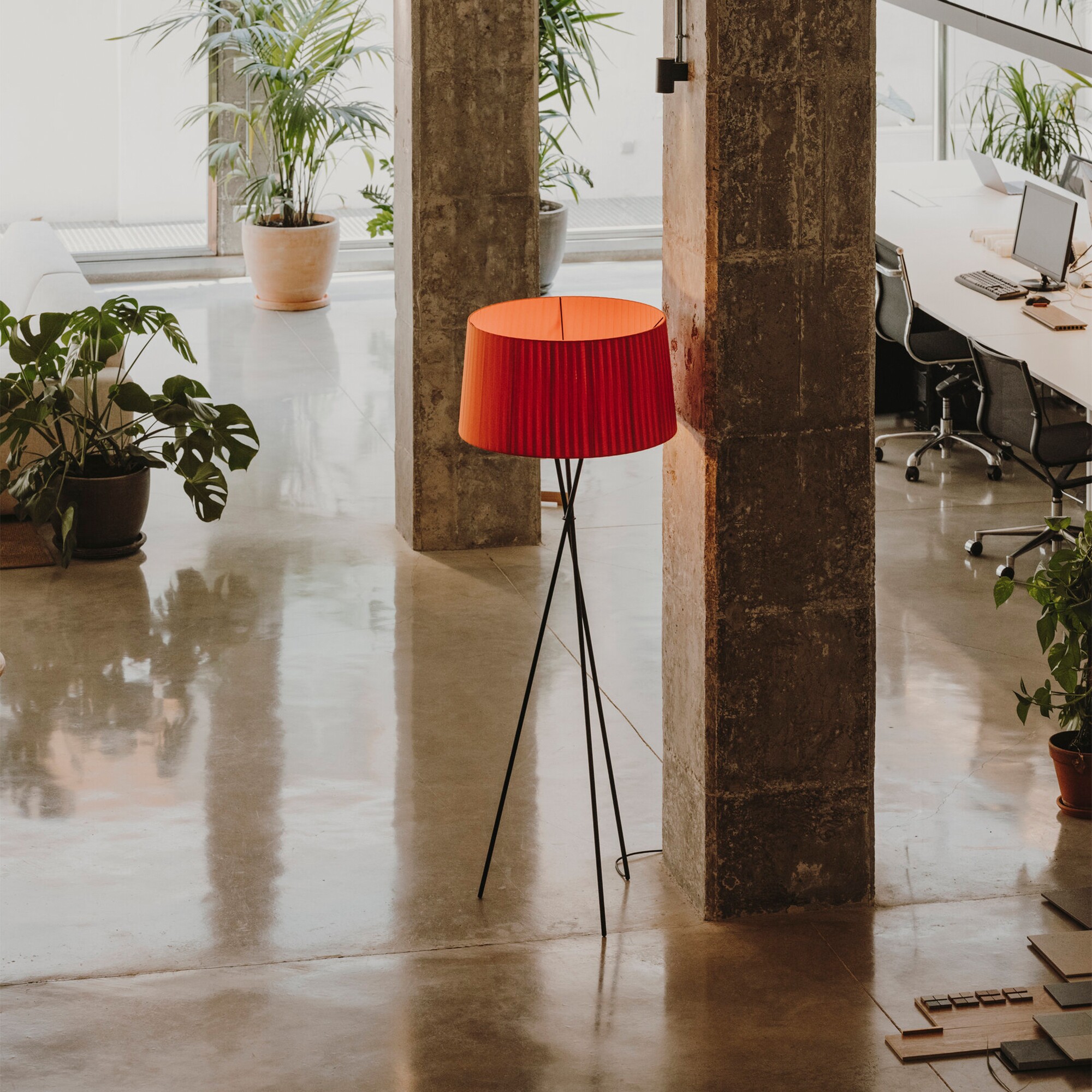 Trípode G5 Floor Lamp