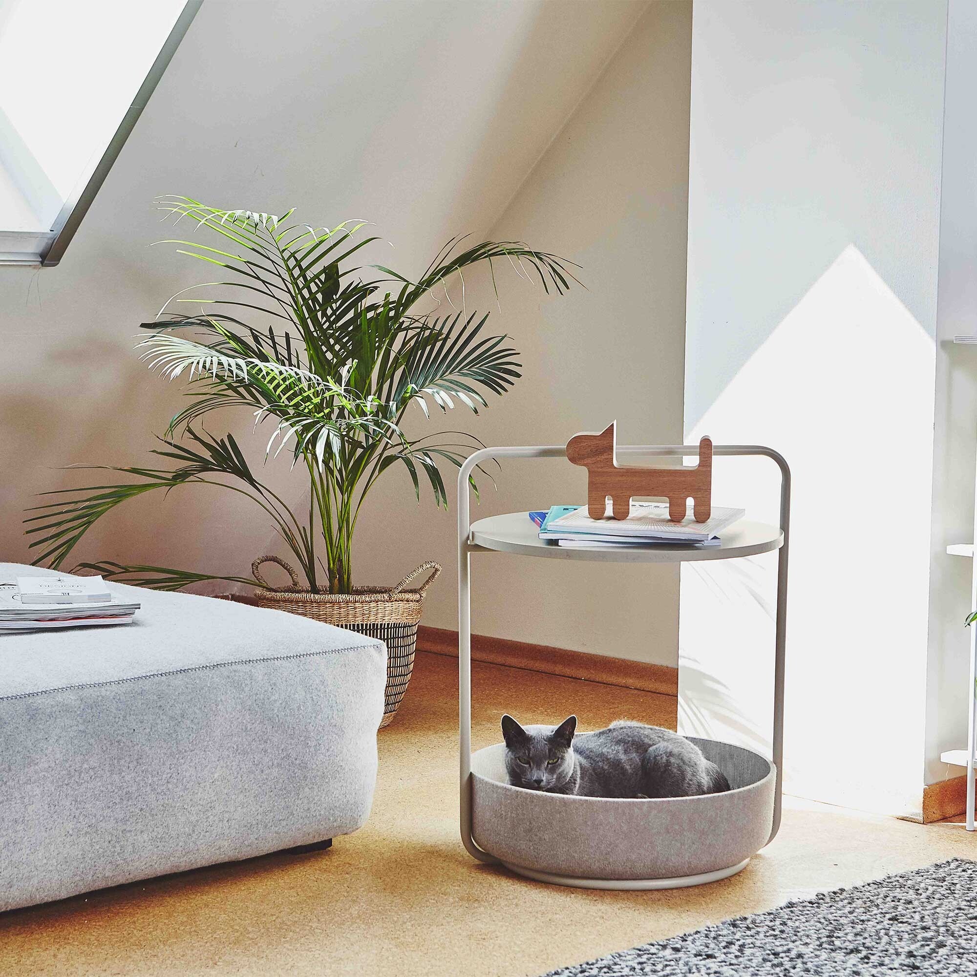 Tavolino Sidetable with Cat Basket