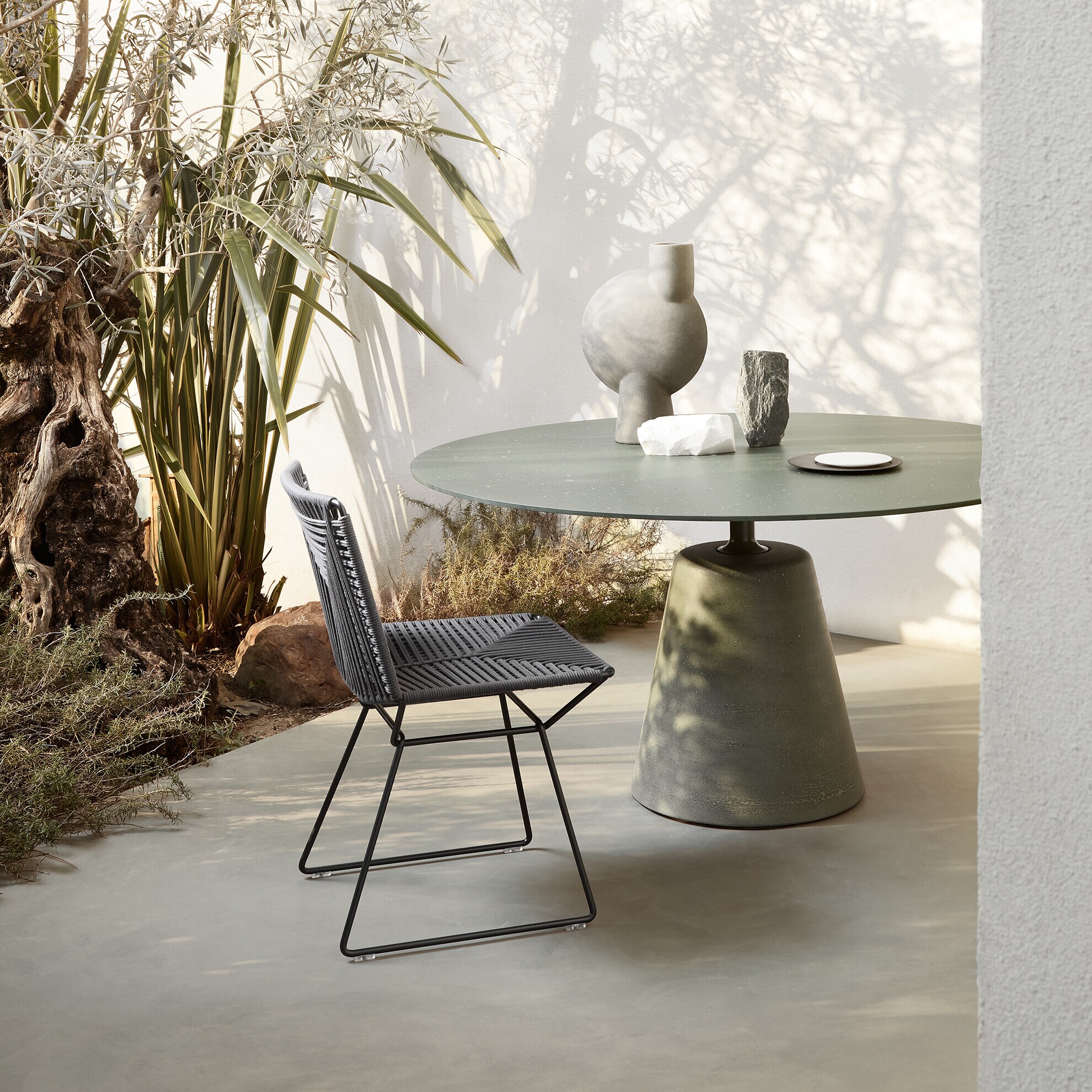Rock Dining Table Ø 140cm Cement