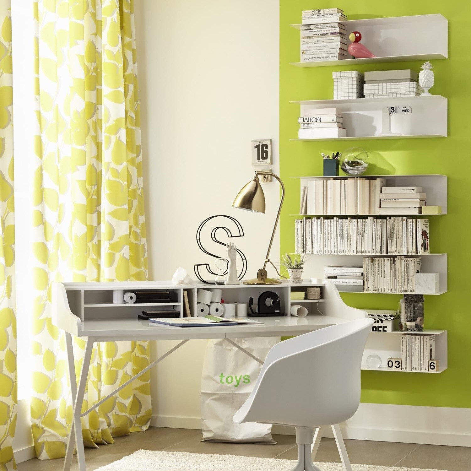 Wooden Figurine Songbird lacquered