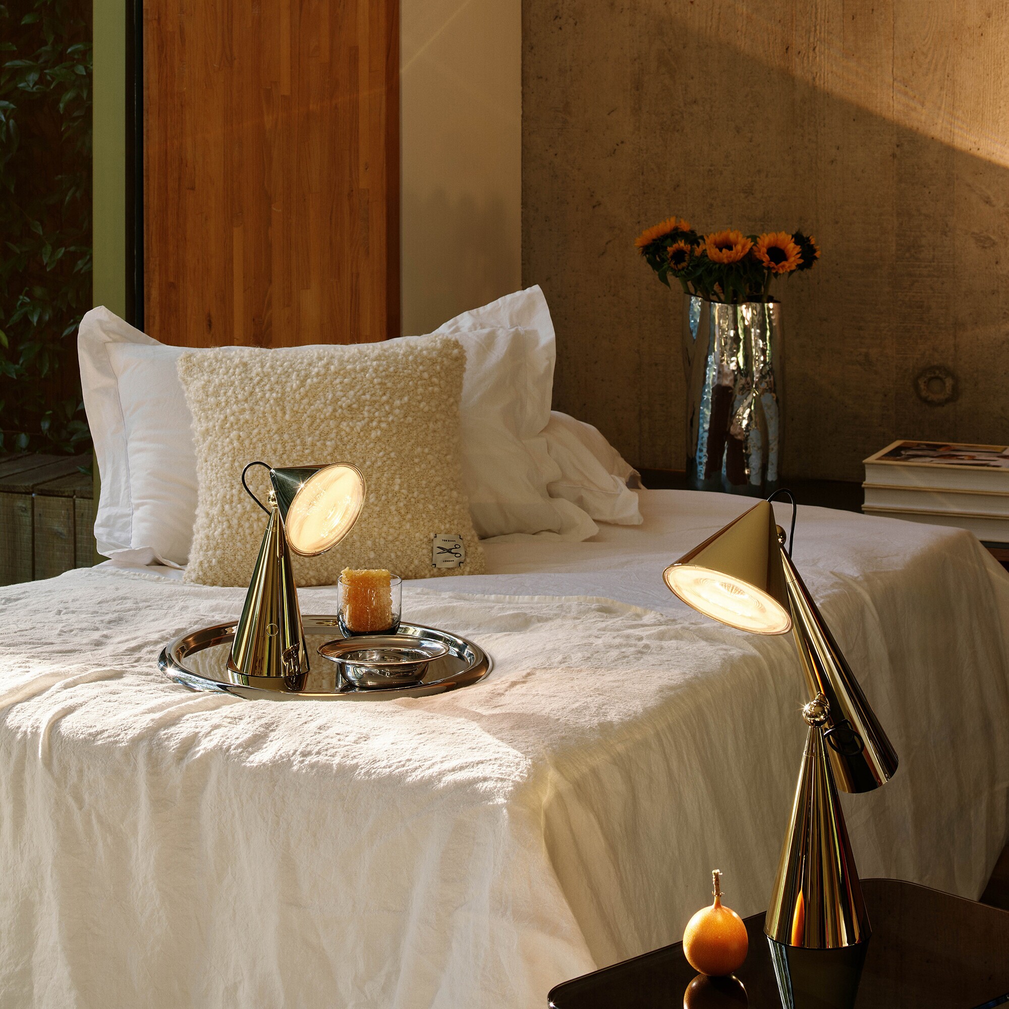 Pose LED Table Lamp with Battery