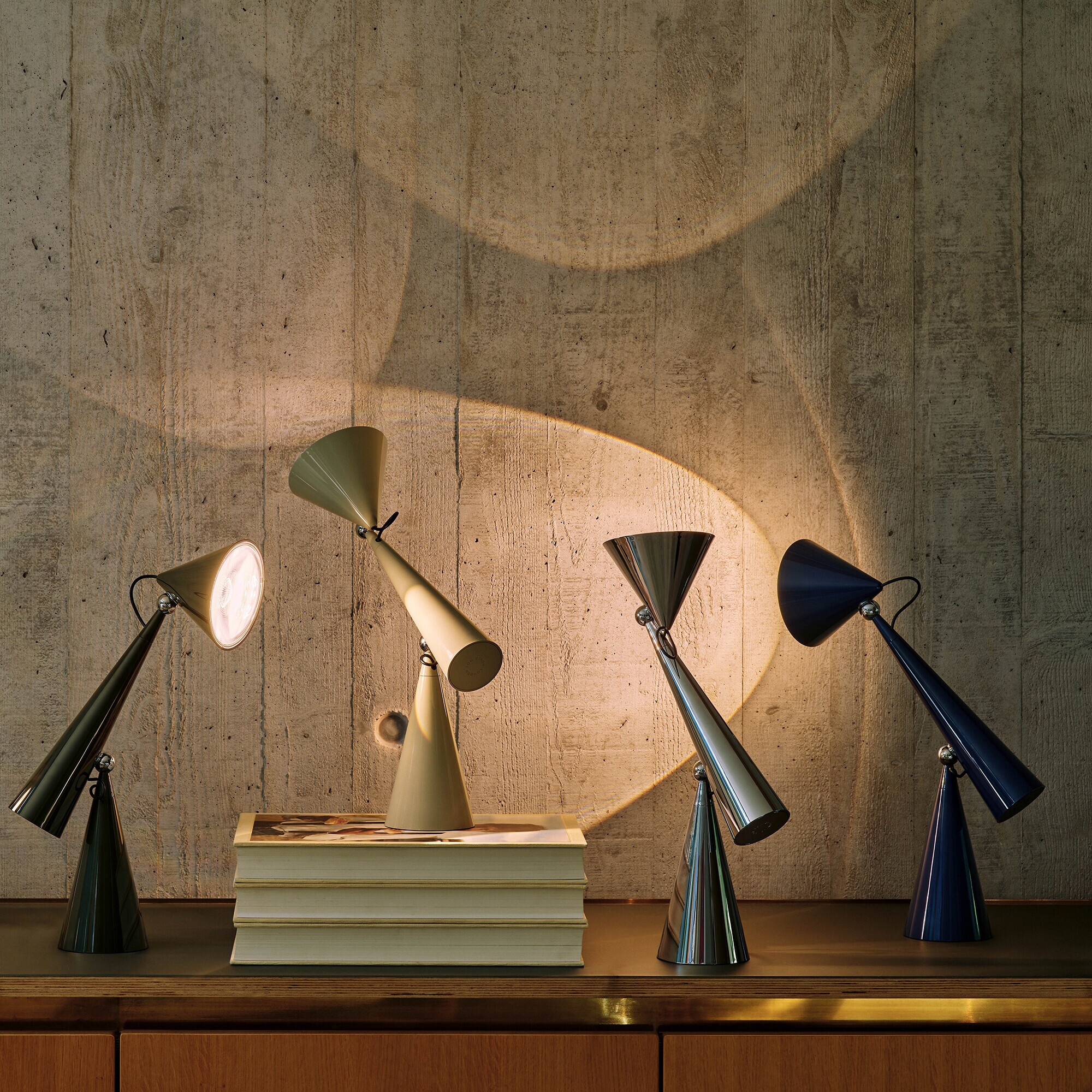 Pose Task LED Table Lamp