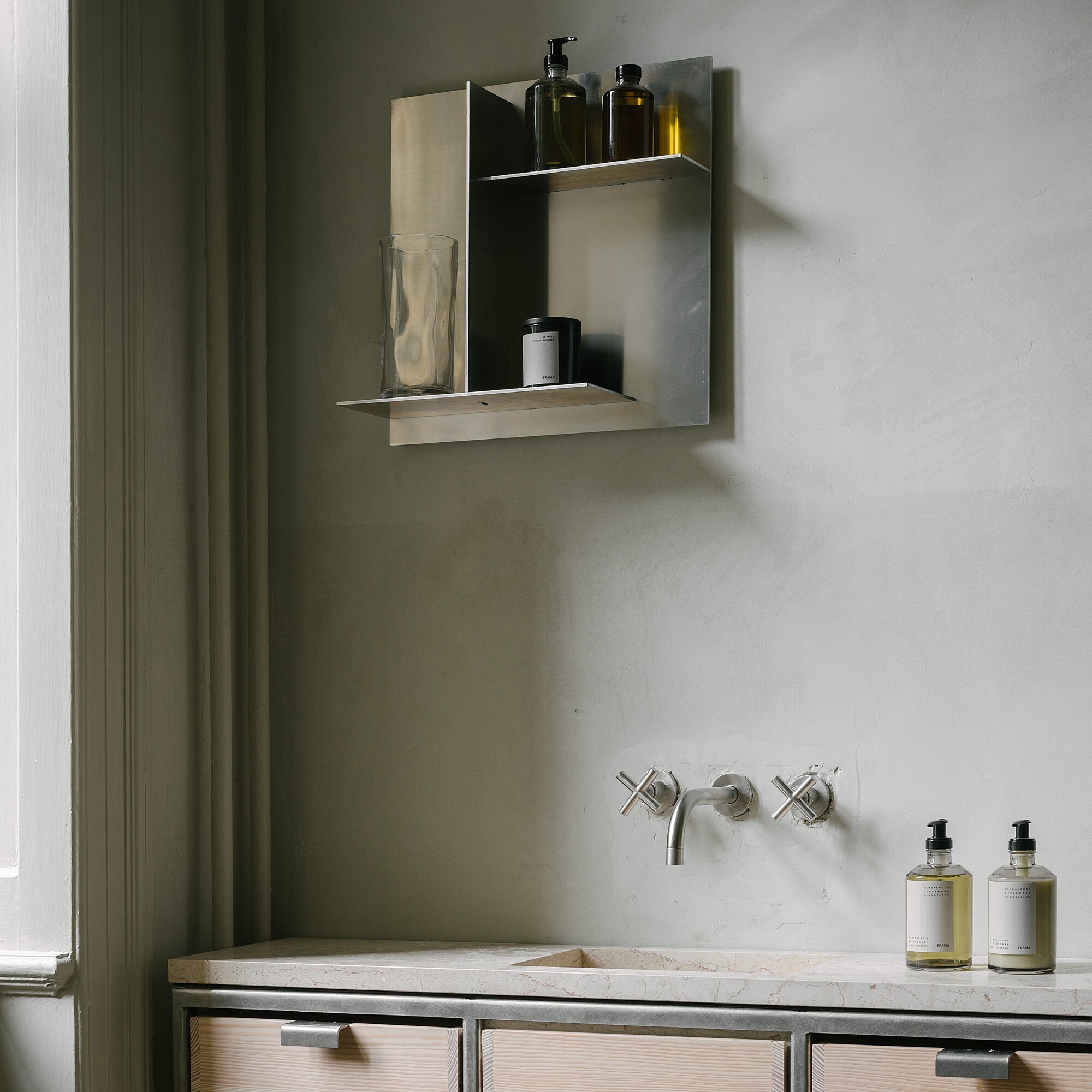 Rivet Wall Shelf 44,6x44,6x16,1cm