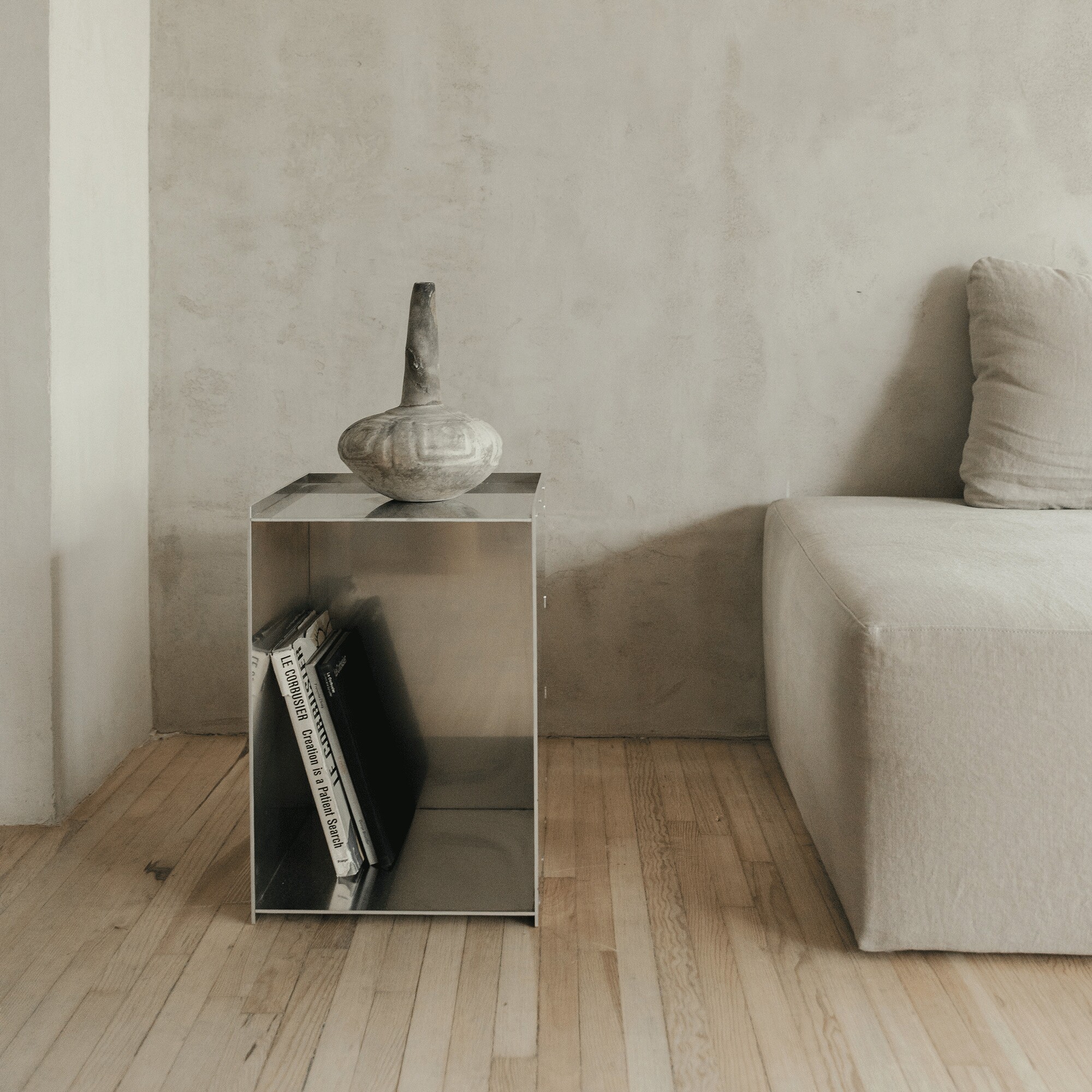 Rivet Side Table 32,8x48x32,8cm