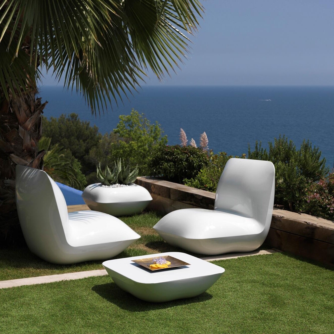 Pillow Garden Side Table