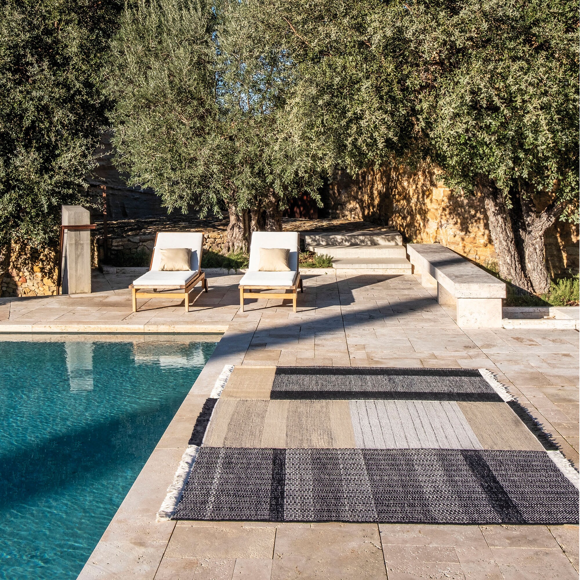 Tres Outdoor Rug 170x240cm