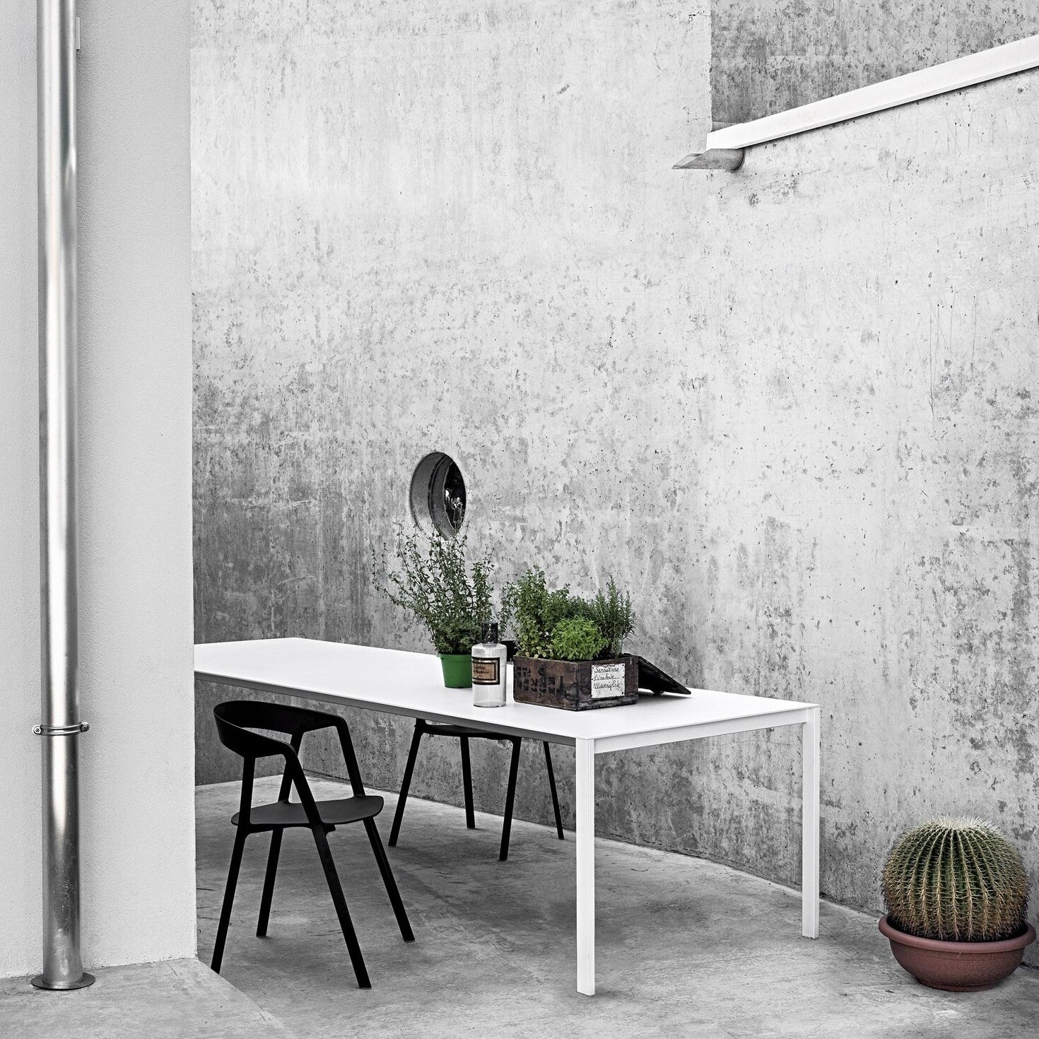 Thin-K Longo Aluminium Table