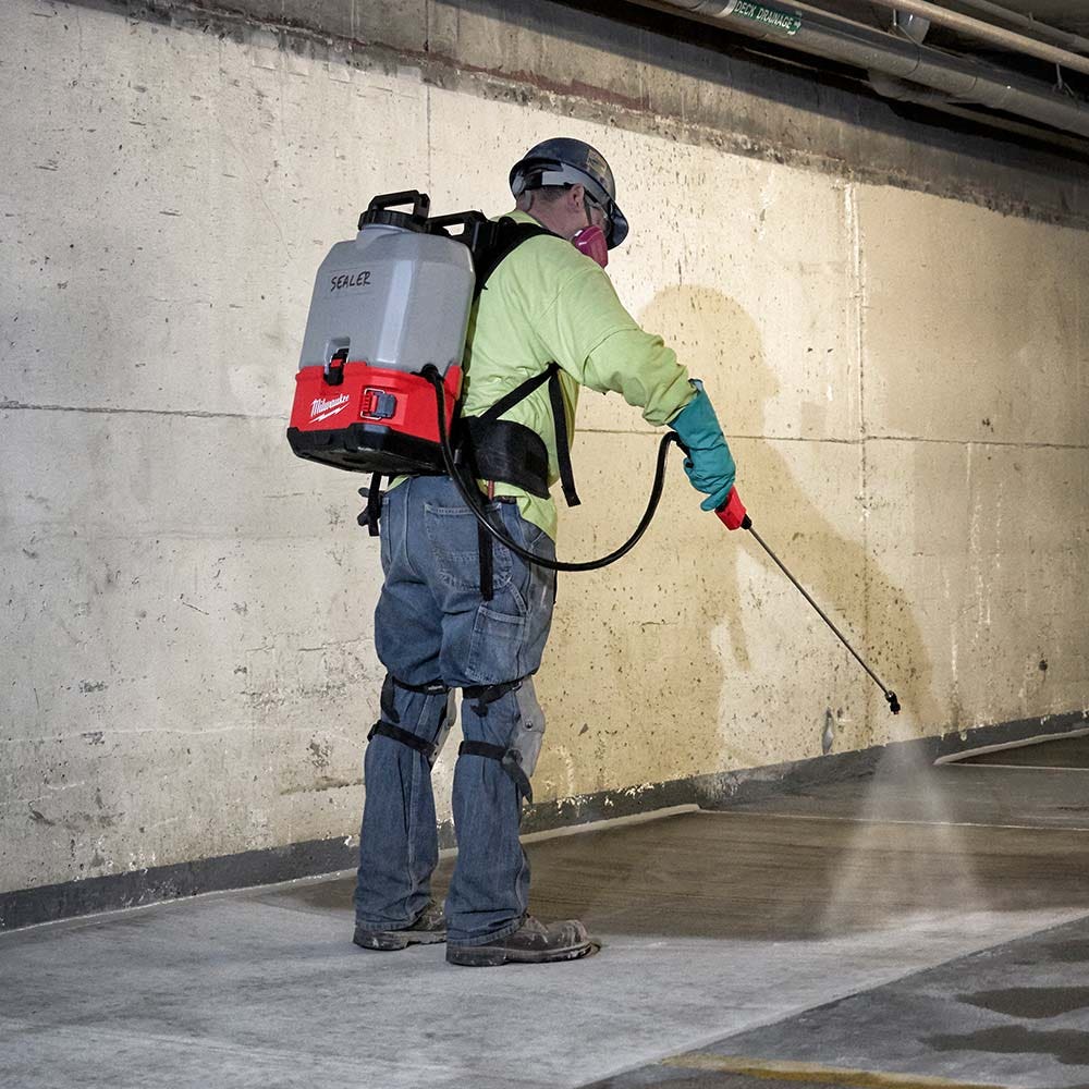 MILWAUKEE 18V 15L Switch Tank Backpack Concrete Sprayer w/ Powered Base Skin M18BPFPCCS0
