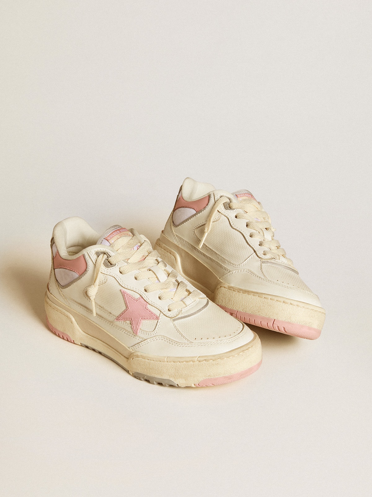 Men's Forty2 with pink star and white leather heel tab| Golden Goose