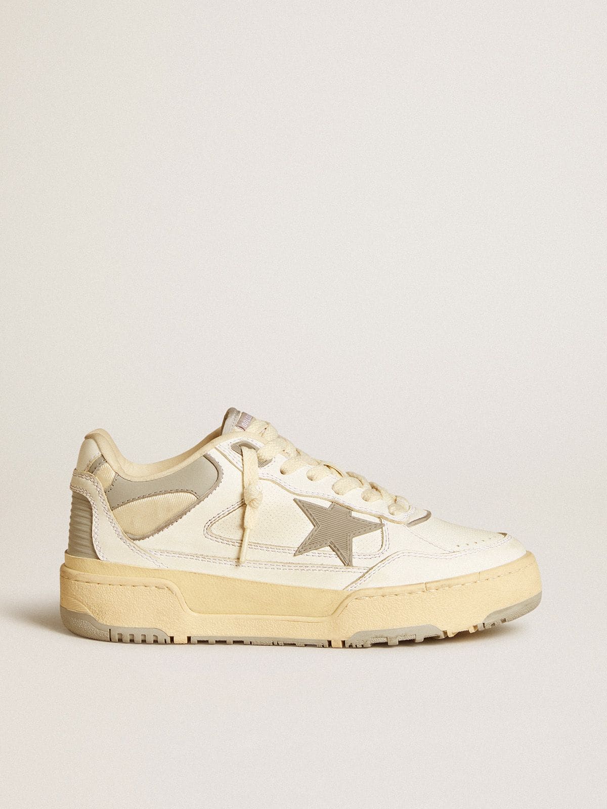 Men's Forty2 with grey star and white leather heel tab| Golden Goose