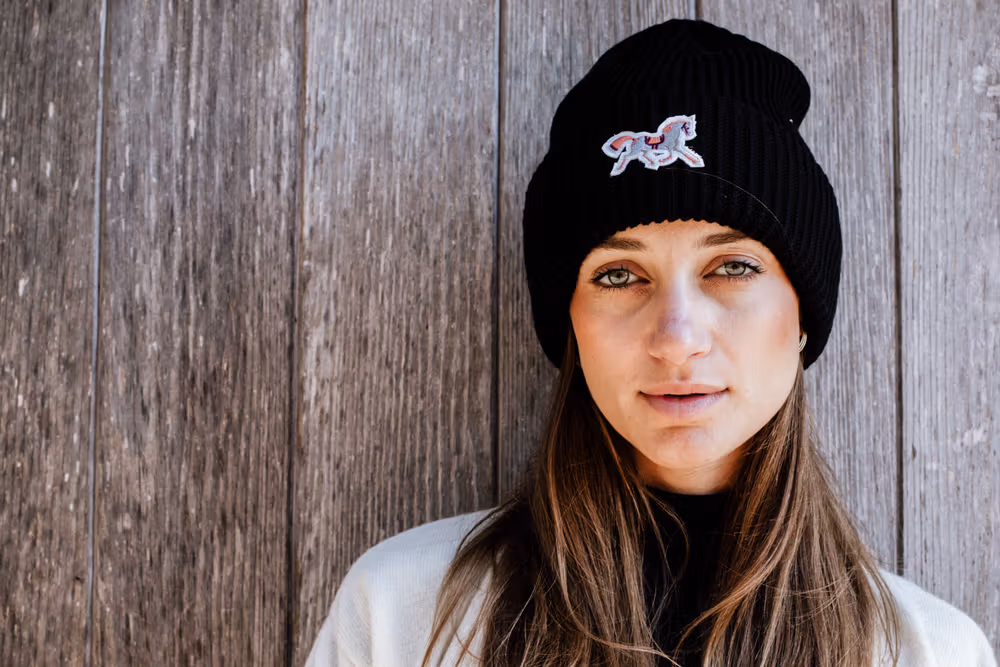 Beanie black Horse rose