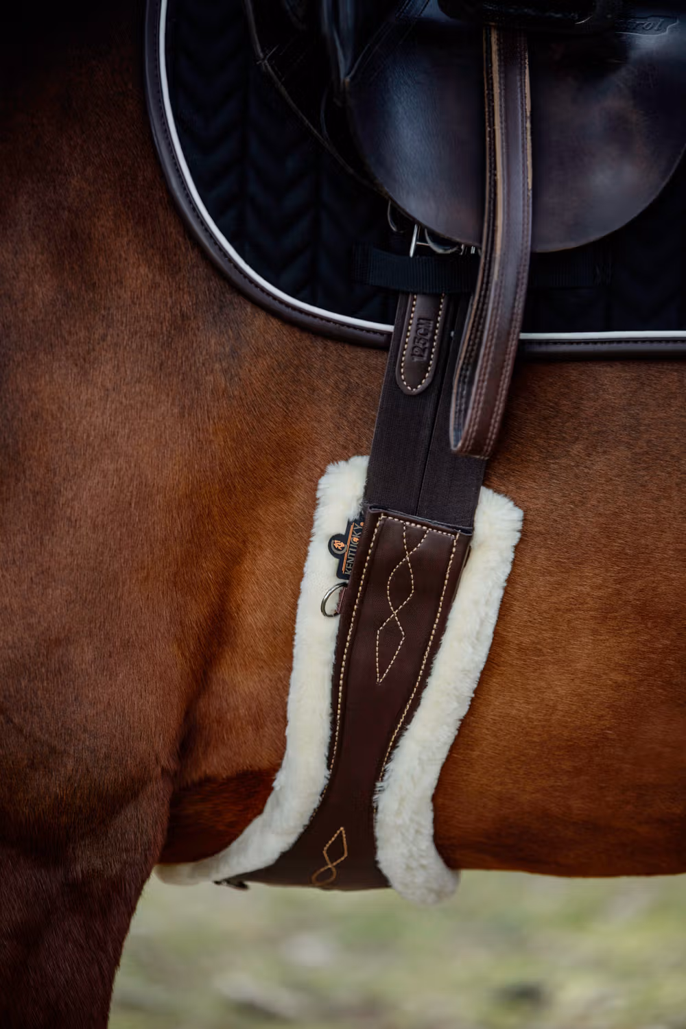 Sheepskin anatomic girth brown 130 cm