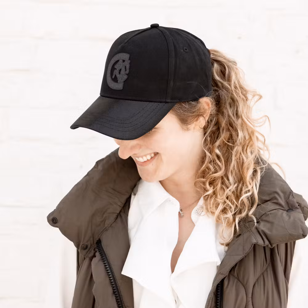 Cap sparkling black