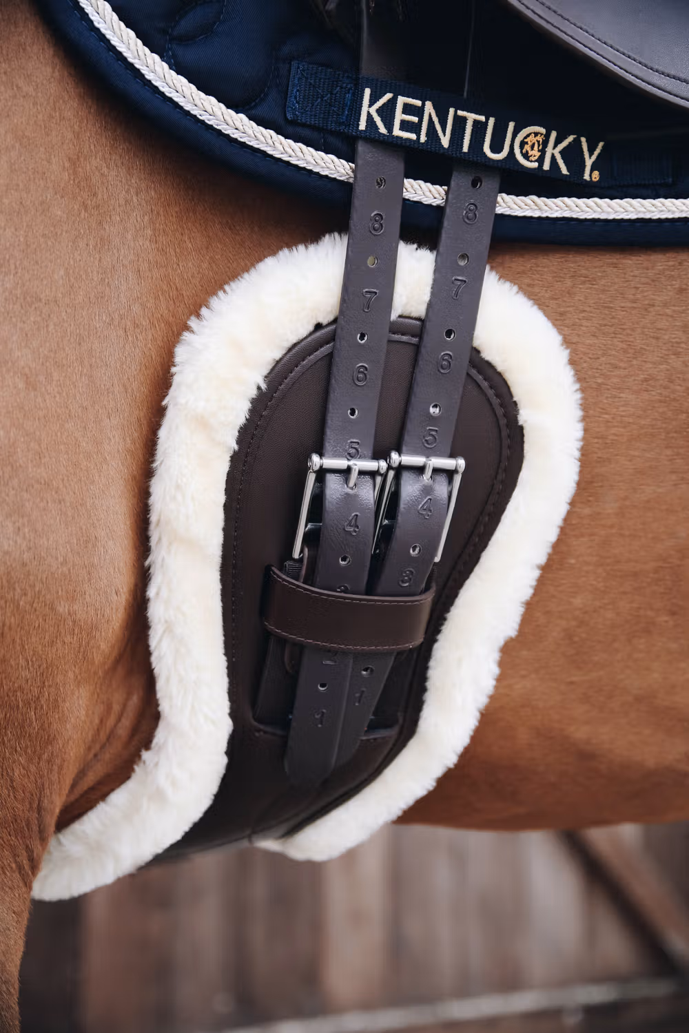 Sheepskin cover anatomic short girth brown 65 cm