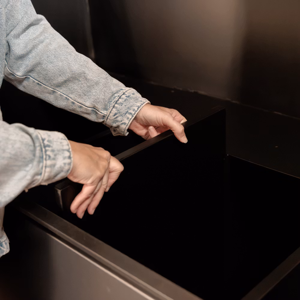 Aluminium horse feed bin with wheels black size L