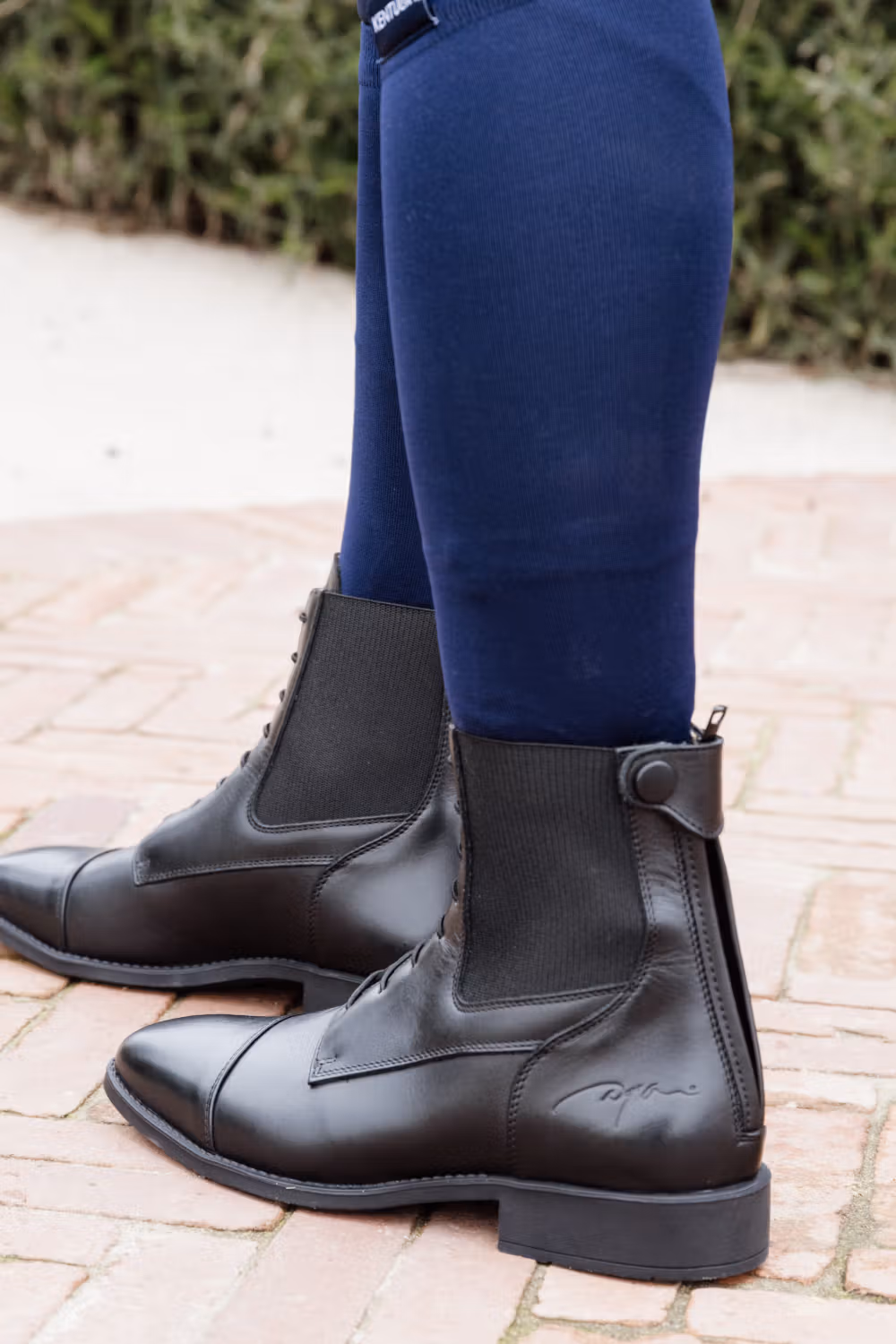 Short Boots front laces black size 40