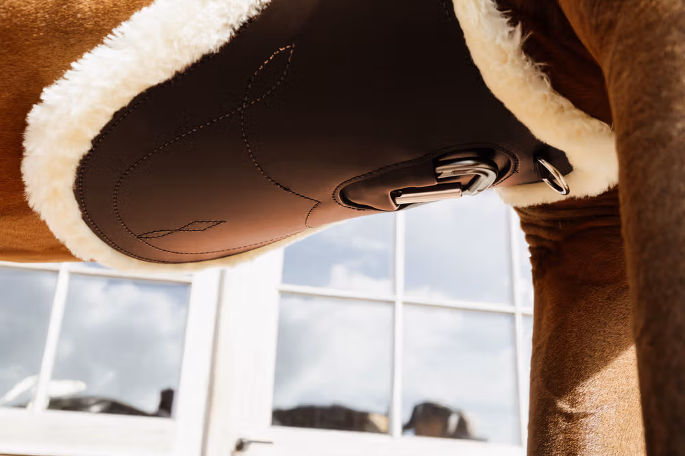 Sheepskin anatomic stud girth brown 140cm