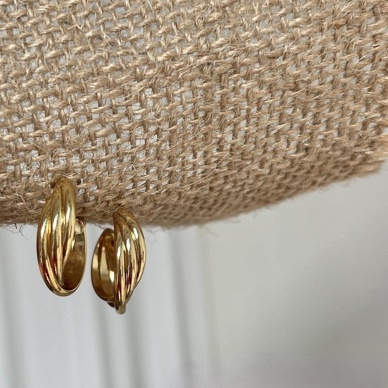 Ear nail with geometric ear clip without ear hole