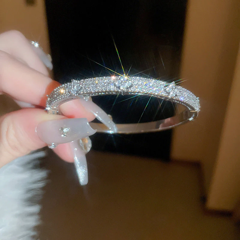 Zircon flower bracelet