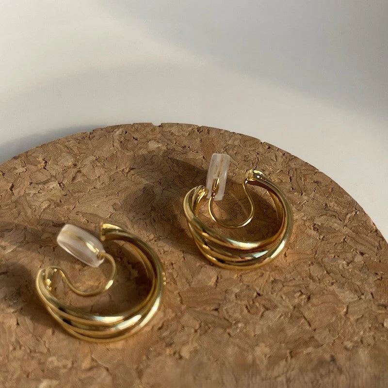 Ear nail with geometric ear clip without ear hole