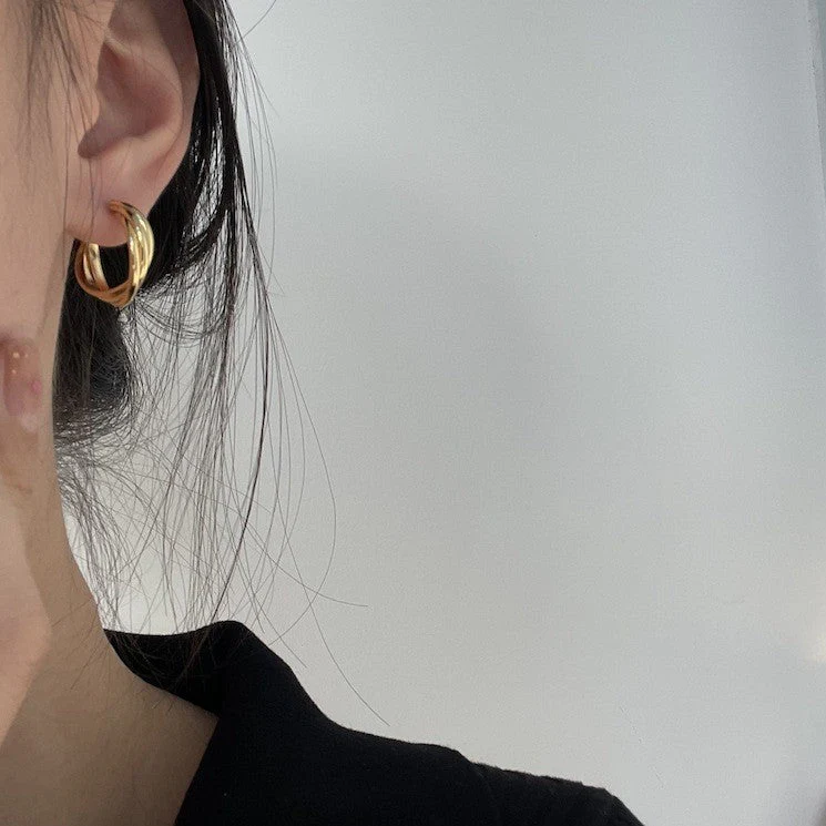 Ear nail with geometric ear clip without ear hole