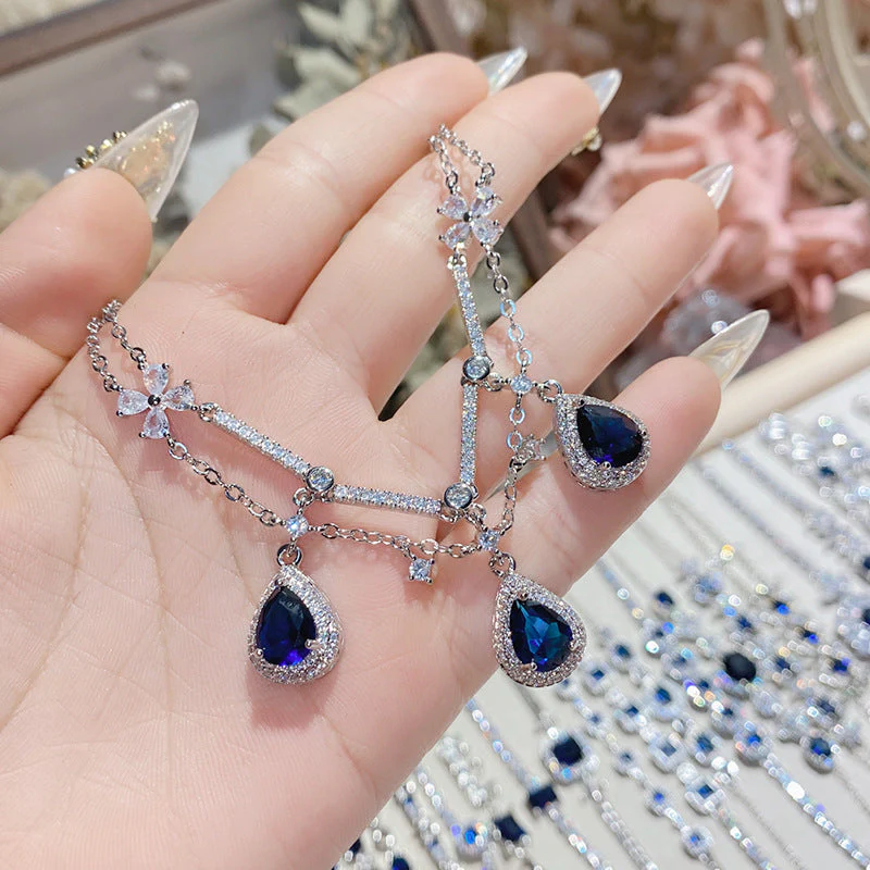 18K micro-inlaid diamond-encrusted colorful Tanzanian blue bracelet.