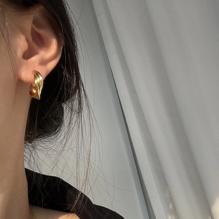 Ear nail with geometric ear clip without ear hole