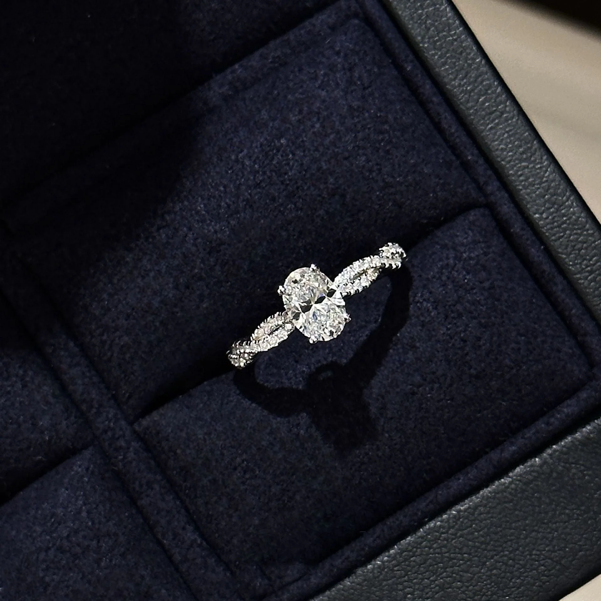 S925 Sterling Silver Rotating Ballet Spiral Oval Pigeon Egg Twisted Diamond Ring