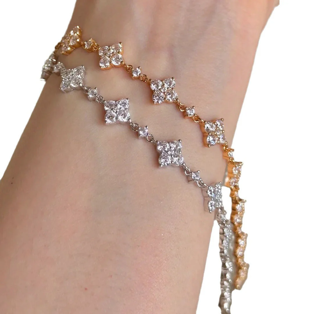 Clover Pulling High Carbon Diamond Bracelet